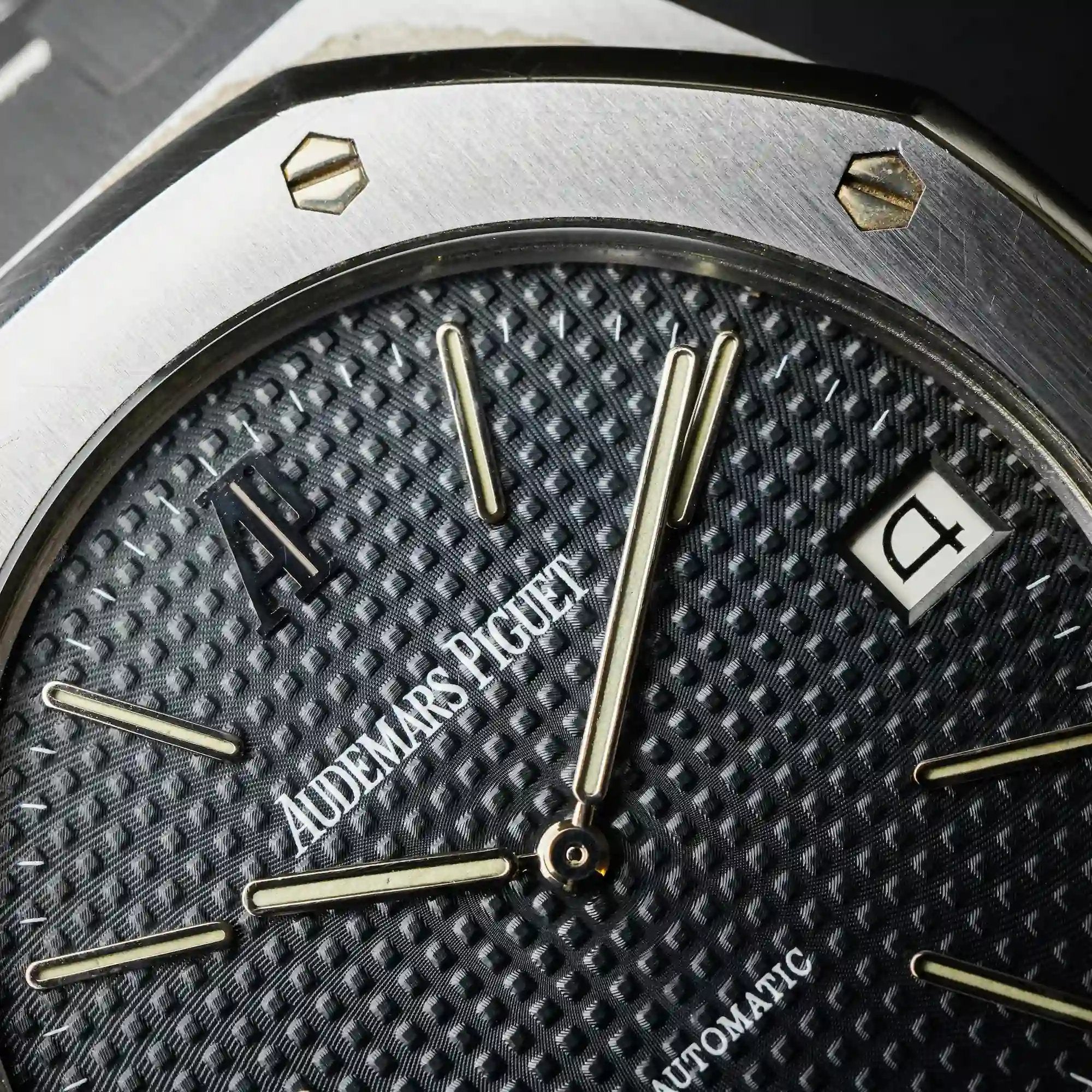 Detailaufnahme der Tapisserie bei einer Audemars Piguet Royal Oak