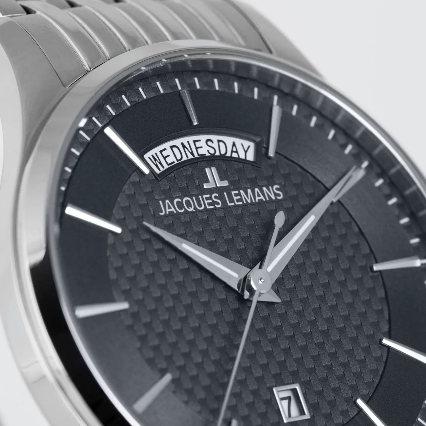 Detailaufnahme der Jacques Lemans 1-2193H Herrenuhr aus der London-Kollektion mit blauem Zifferblatt am feingliedrigen Edelstahl-Armband