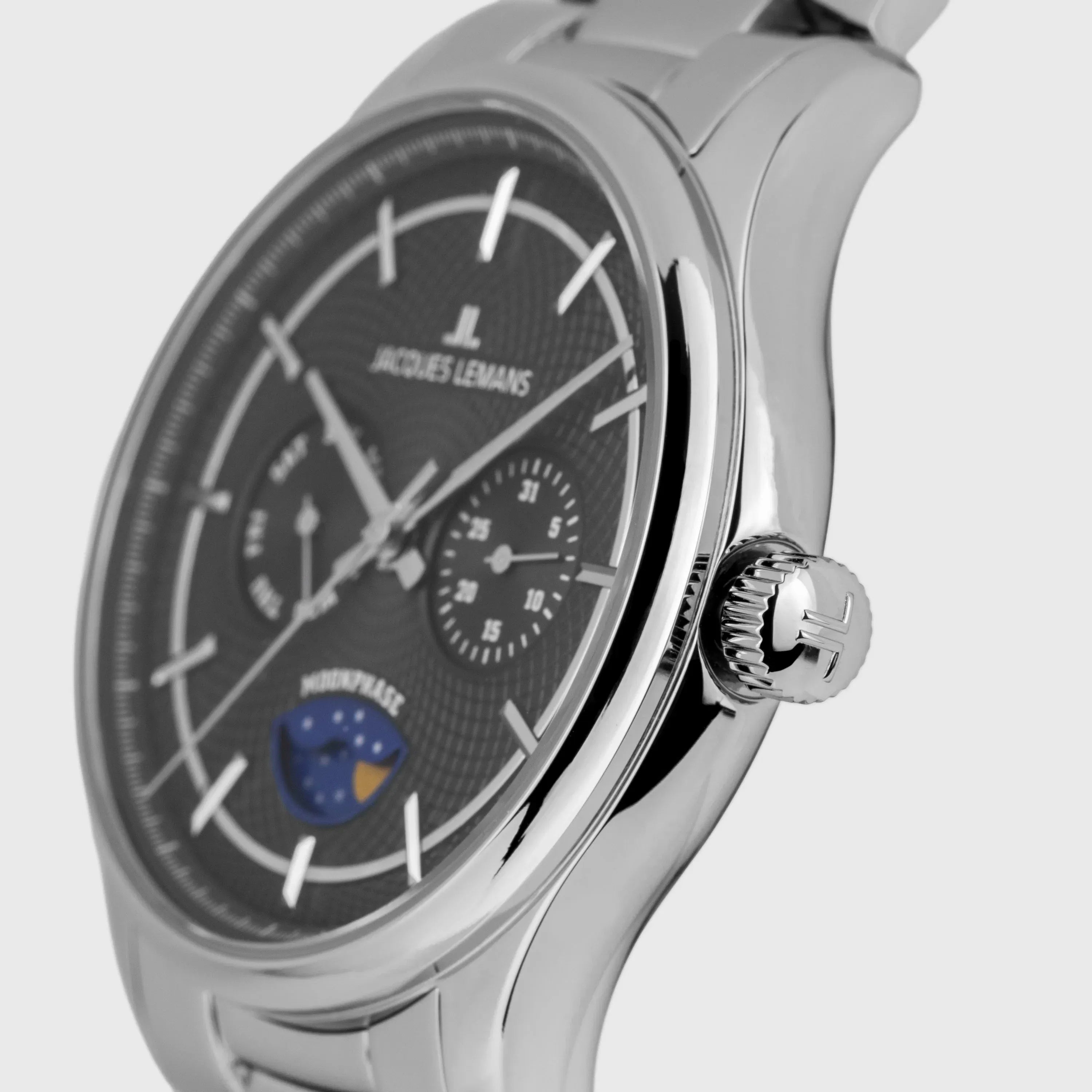 Blick auf die Aufzugskrone der Jacques Lemans 1-2213I Herrenuhr aus der Derby-Kollektion mit schwarzem Zifferblatt am Edelstahl-Armband