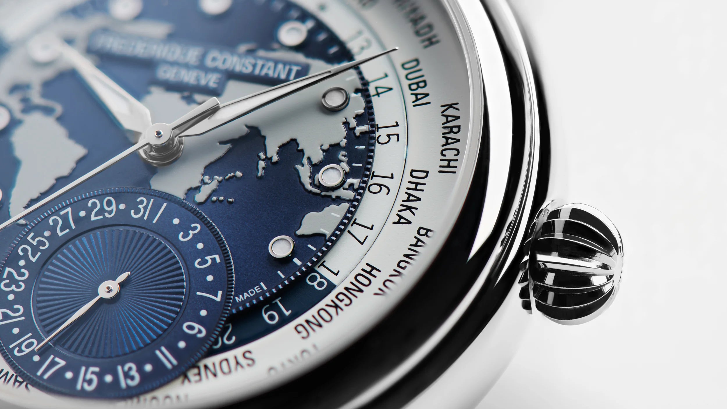 Makroaufnahme des Zifferblatts der Frederique Constant Classics Worldtimer Manufacture FC-718NWWM4H6