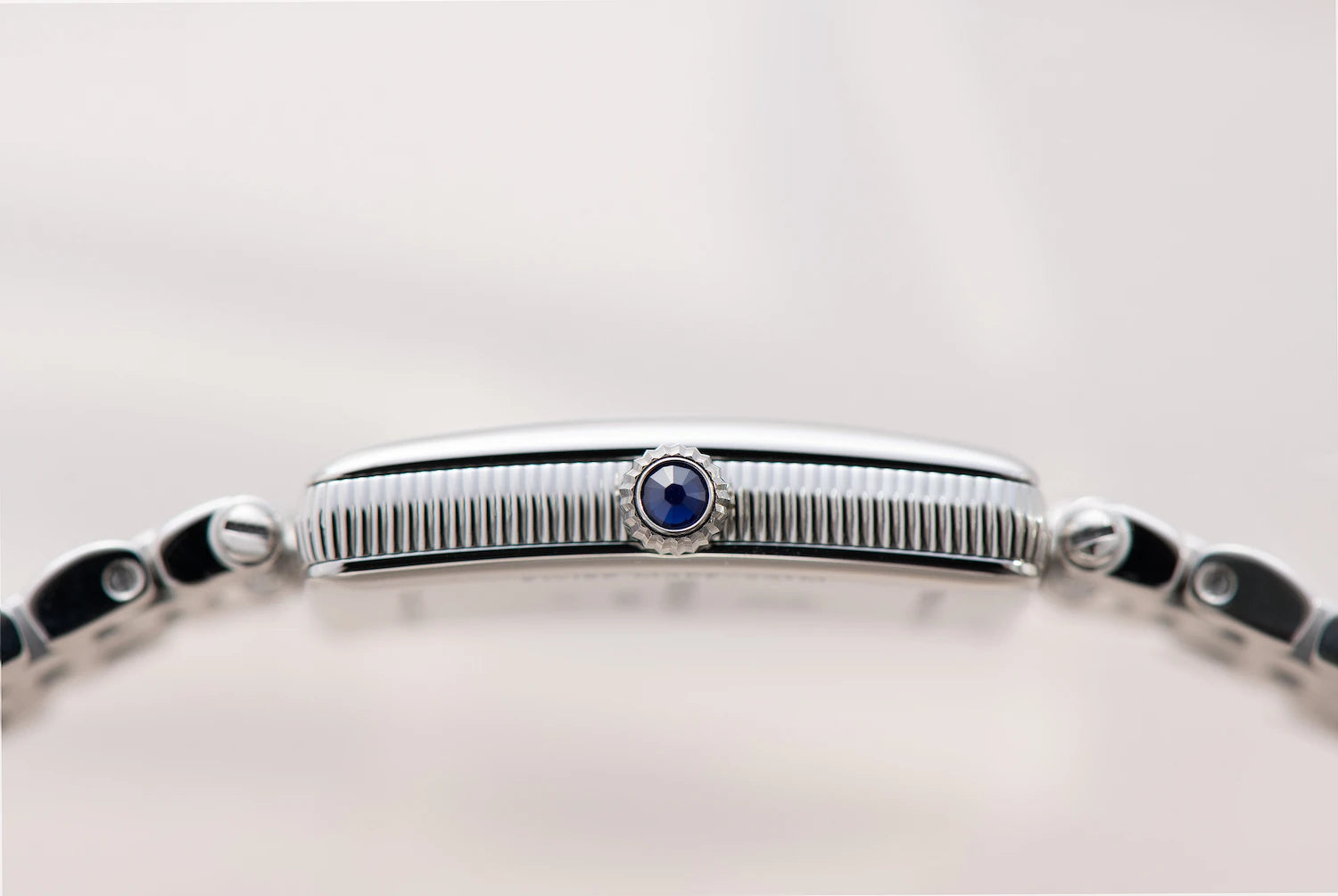 Produktfotografie des seitlichen Gehäuses der Classics Art Deco Carree für Frauen von Frederique Constant
