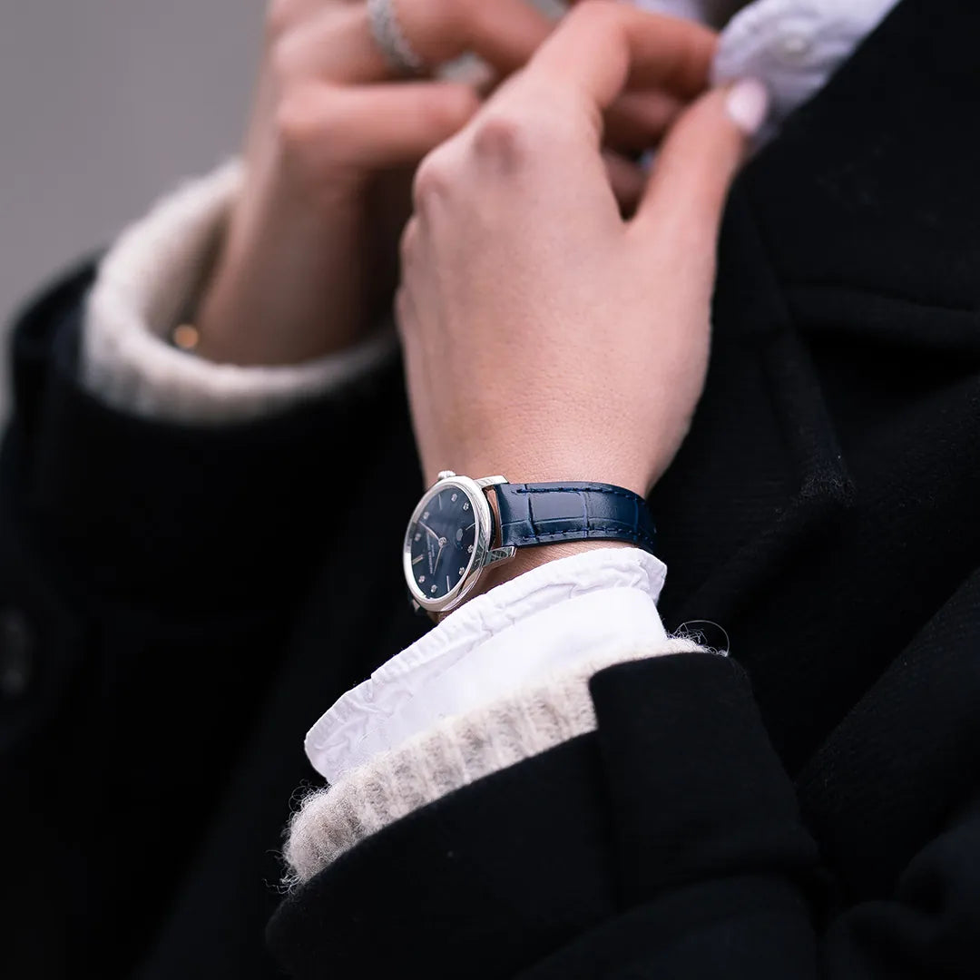 Frau trägt die Frederique Constant "Classics Slimline Ladies Moonphase" Armbanduhr an ihrem handgelenk
