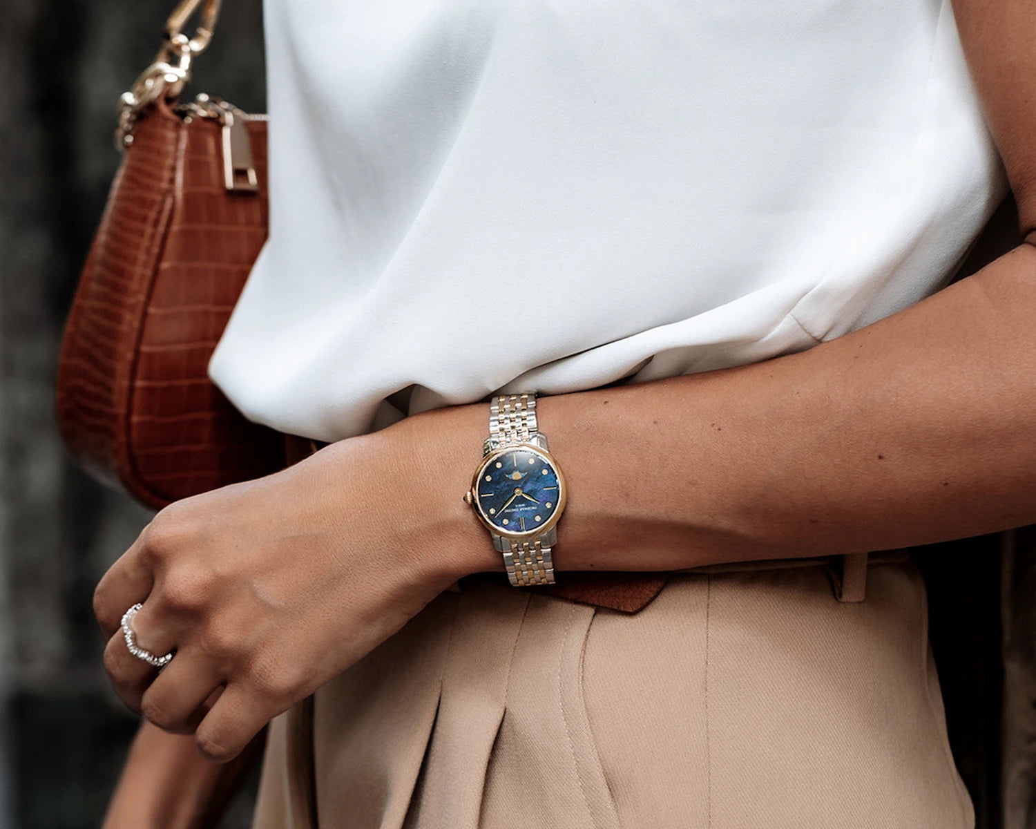 Frau trägt dasFrederique Constant Ladies Modell "Classics Slimline Mondphase" im Stahl-Rosegold-Look am Handgelenk