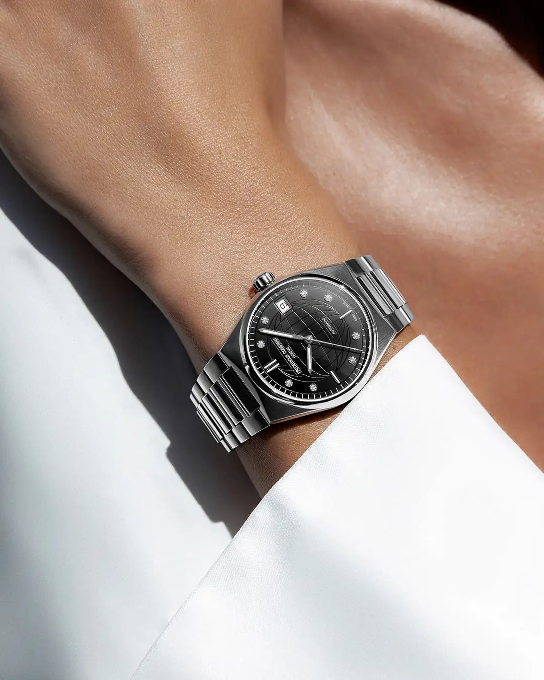 Frau trägt die Highlife Ladies Automatic von Frederique Constant mit dem schwarzen Diamant-Zifferblatt an Ihrem Handgelenk