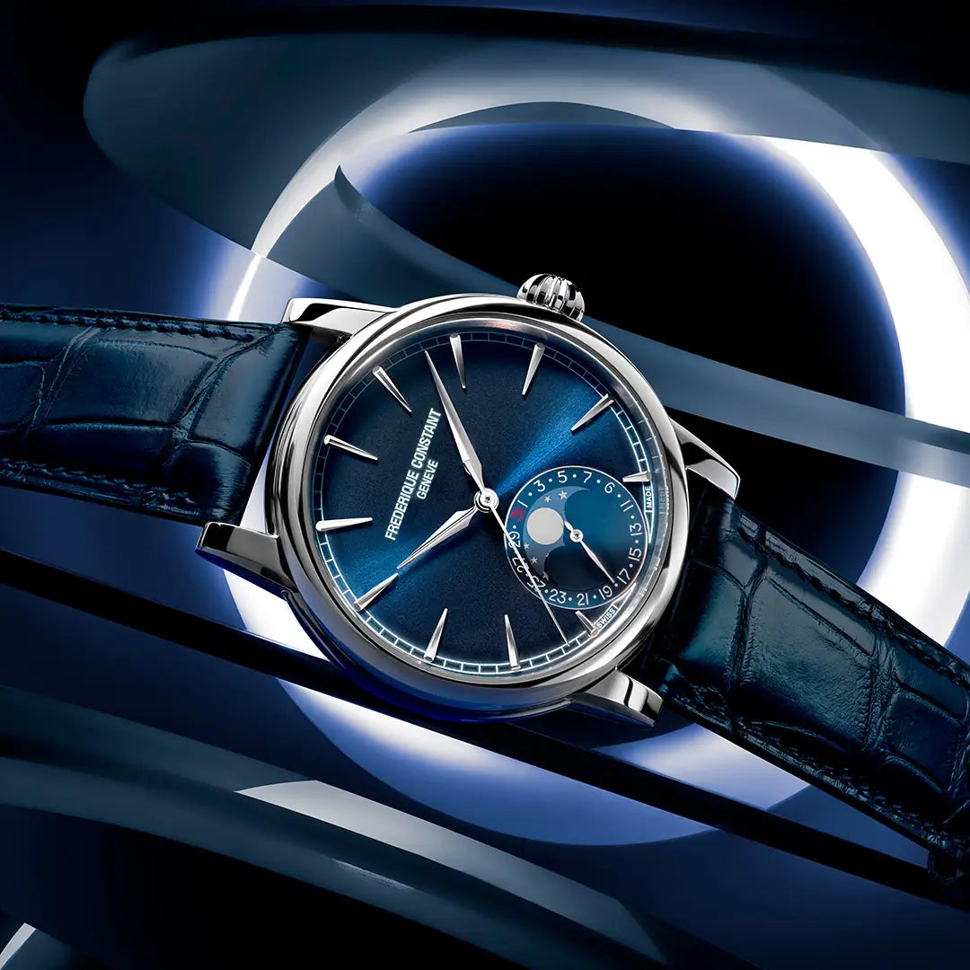 Produktfotografie der Manufacture Classic Moonphase Date in der dunkelblauen Farbvariante von Frederique Constant am dunkelblauen Lederband