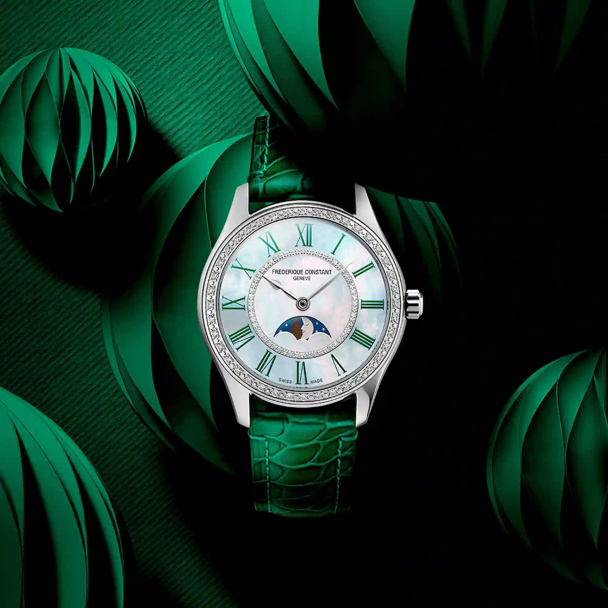 Produktfotografie mit grünem Hintergrund und frontalem Blick auf die Classics Elegance Luna in Grün von Frederique Constant mit diamantbesetzter Lünette, einem Perlmutt-Zifferblatt und einer Mondphase