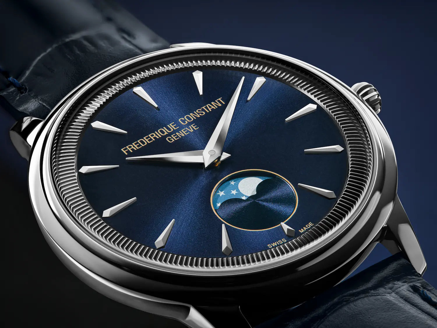 Detailaufnahme der Frederique Constant "Moneta" Armbanduhr FC-206N3S6B mit blauem Zifferblatt und Mondphase auf 6 Uhr am blauen Lederband