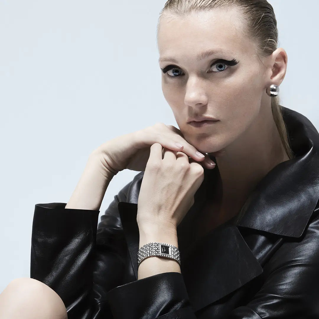 Frau trägt die Manchette Armbanduhr von Frederique Constant mit schwarzem Onyx Zifferblatt am Handgelenk, die insgesamt mehr einem Armband ähnelt