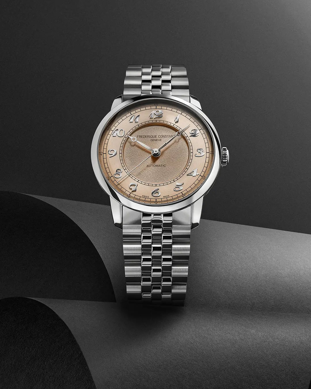 Produktfotografie der Frederique Constant "Classics Premiere" Armbanduhr FC-301SALB6B mit lachsrosa-farbenen Zifferblatt mit zwei verschiedenen Oberflächenstrukturen und arabischen Ziffern im klassischen Stil