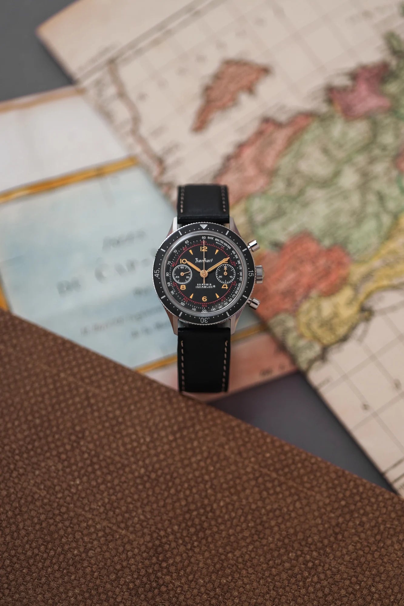 Produktfotografie des Hanhart 415 ES Chronographen aus der Vogelperspektive