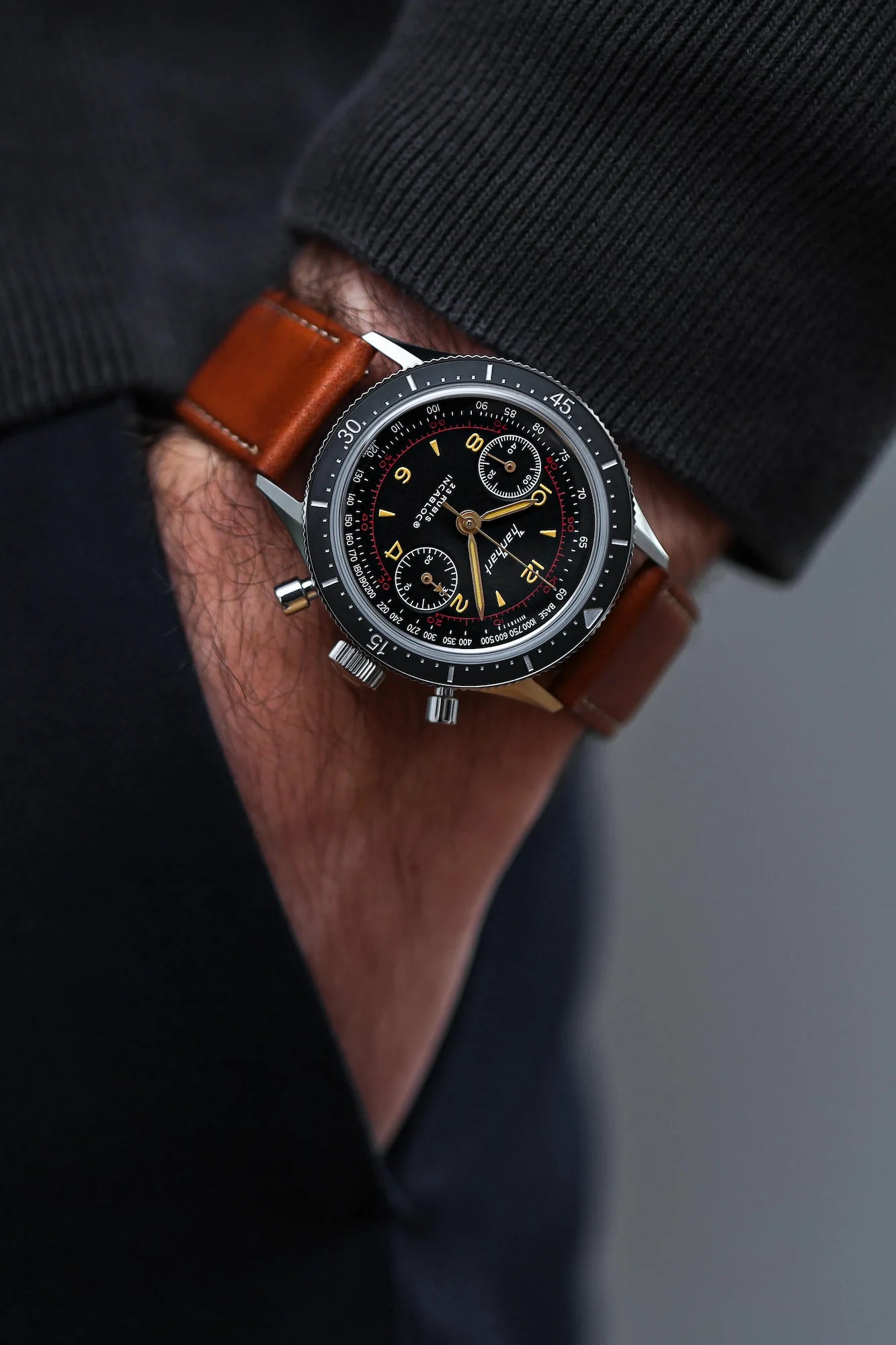 Mann trägt die Hanhart 415 ES Armbanduhr an seinem Handgelenk, während die Hand in der Hosentasche steckt