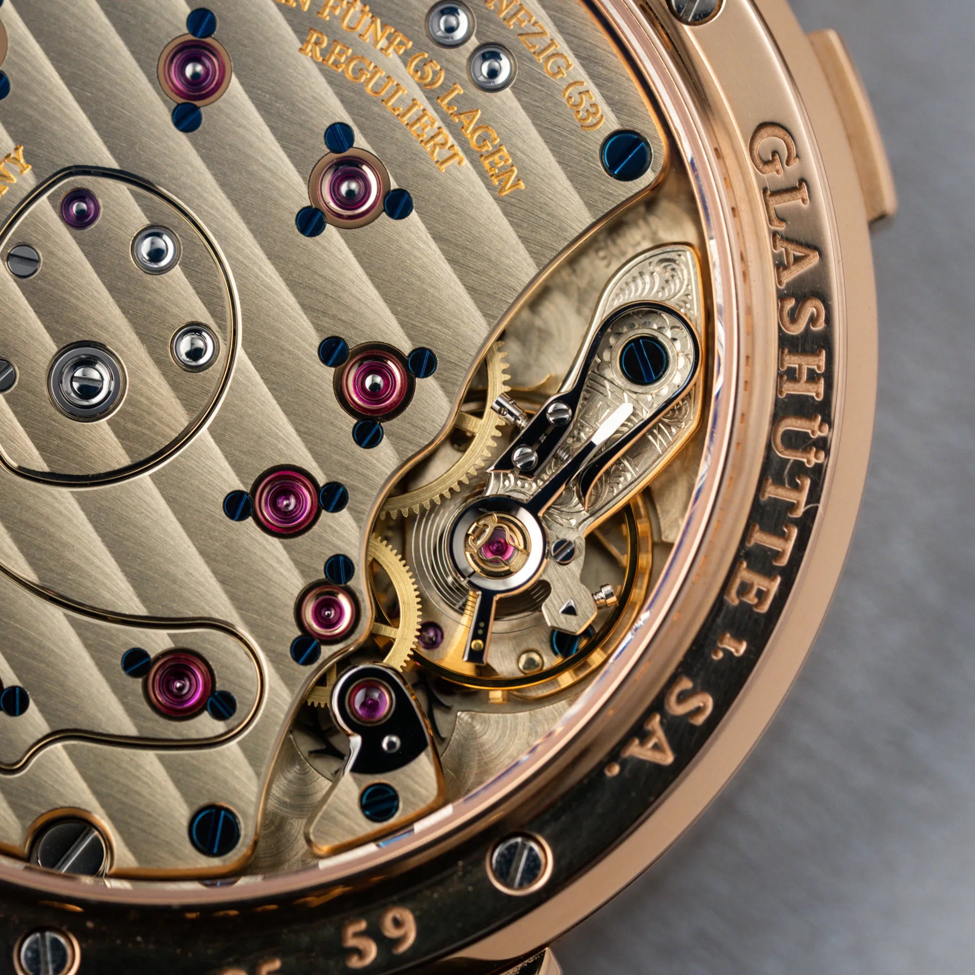 Detailaufnahme des verzierten Uhrwerks von der A. Lange & Söhne Lange 1 der Referenz 101.032 mit 38,5mm-Roségold-Gehäuse und dem für das Modell typische, asymmetrisch angeordnete Zifferblatt mit Großdatum