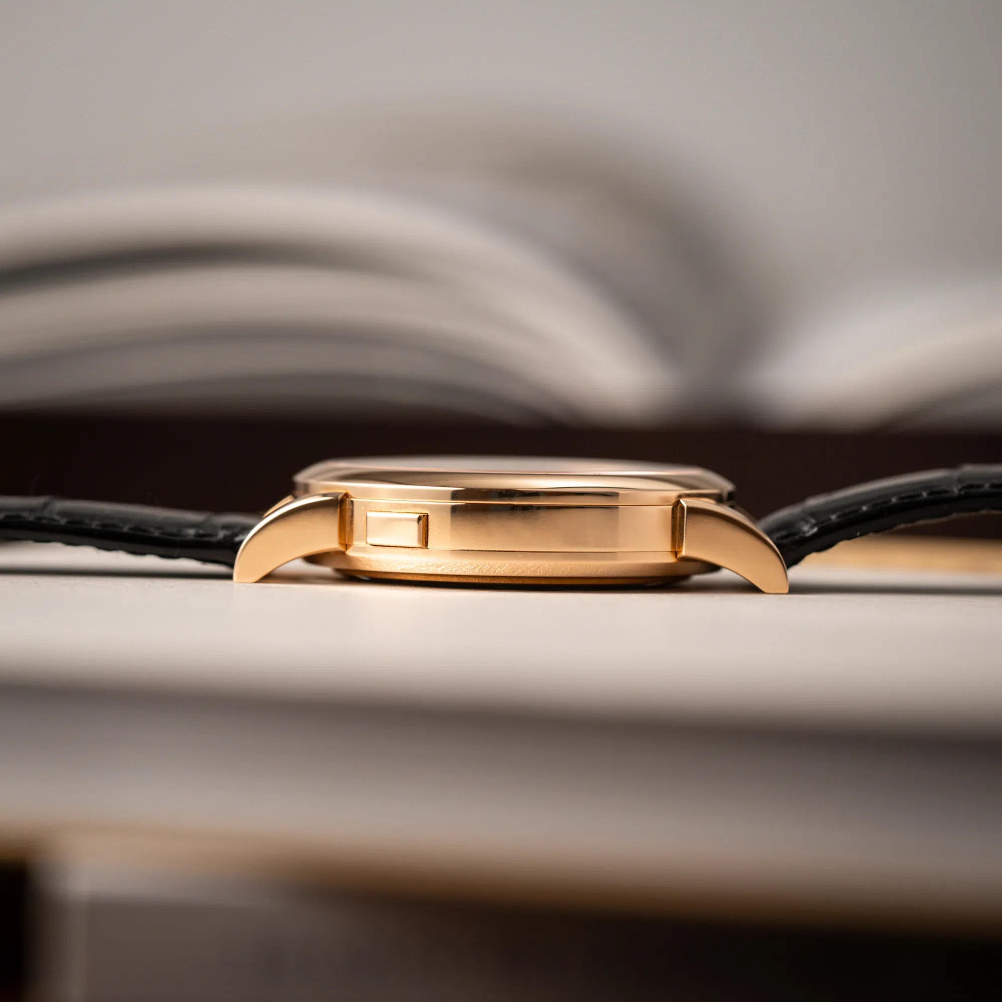 Produktfotografie der A. Lange & Söhne Lange 1 der Referenz 101.032 mit 38,5mm-Roségold-Gehäuse und dem für das Modell typische, asymmetrisch angeordnete Zifferblatt mit Großdatum zeigt das Gehäuse und die Bandanstöße