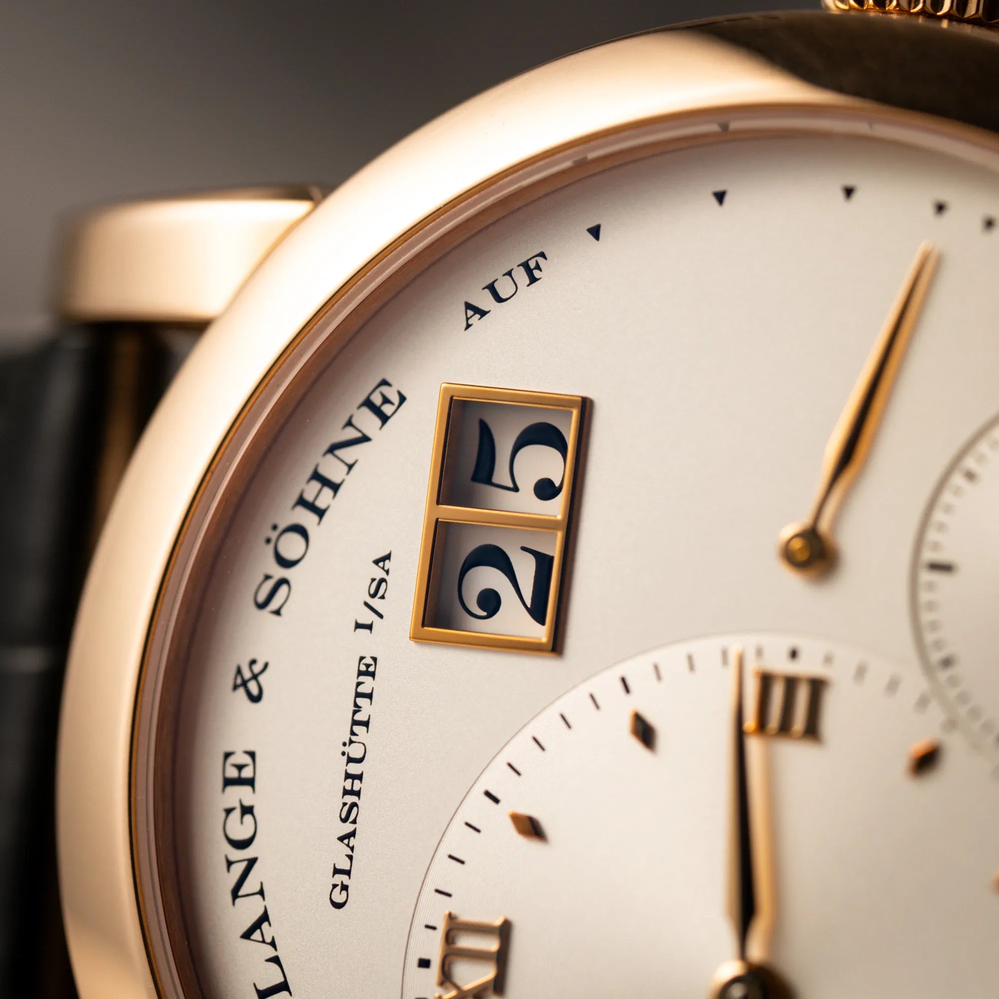 Detailaufnahme des klaisschen Großdatums bei 1 Uhr von der A. Lange & Söhne Lange 1 der Referenz 101.032 mit 38,5mm-Roségold-Gehäuse und dem für das Modell typische, asymmetrisch angeordnete Zifferblatt mit Großdatum