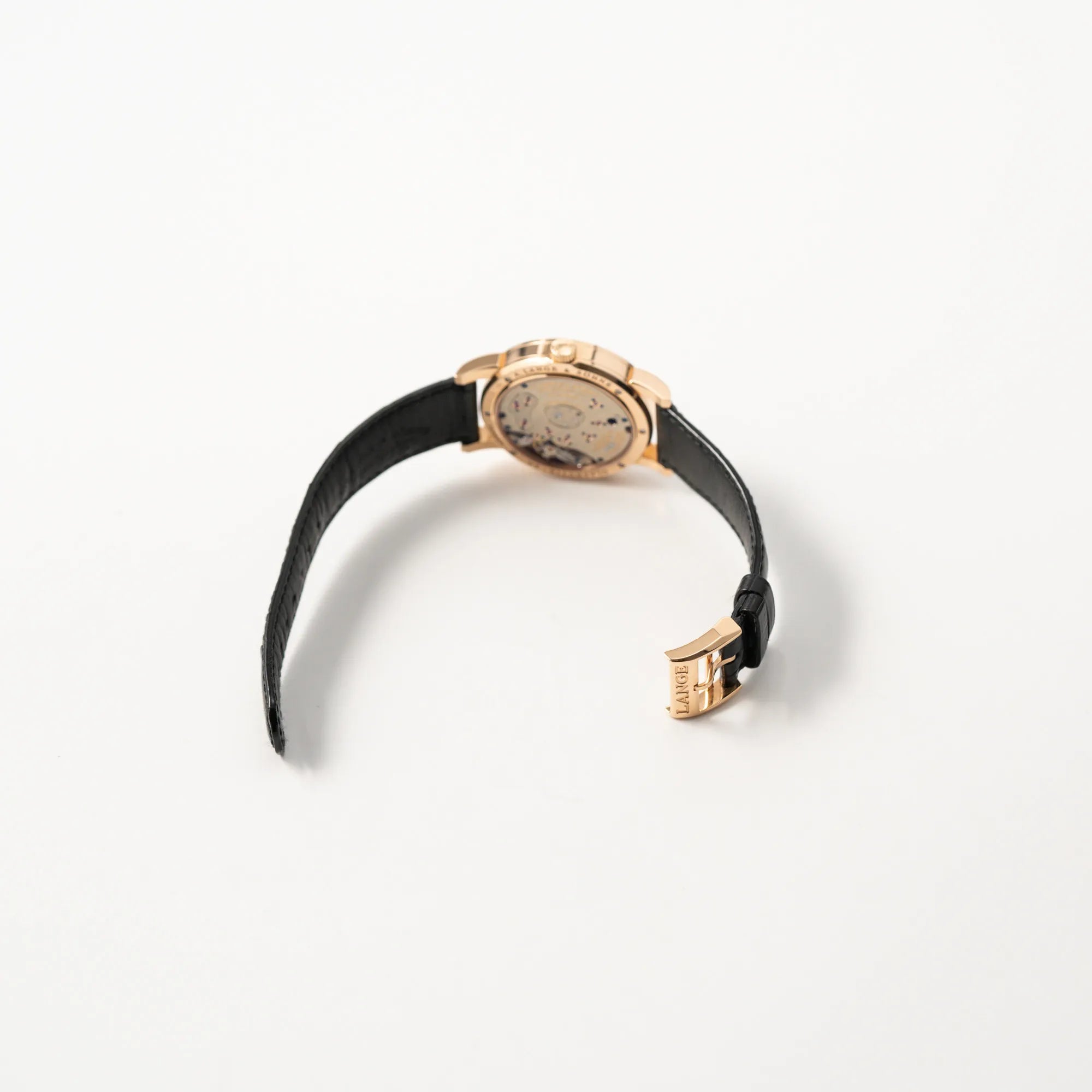 Geöffnete Dornschliesse der A. Lange & Söhne Lange 1 der Referenz 101.032 mit 38,5mm-Roségold-Gehäuse und dem für das Modell typische, asymmetrisch angeordnete Zifferblatt mit Großdatum