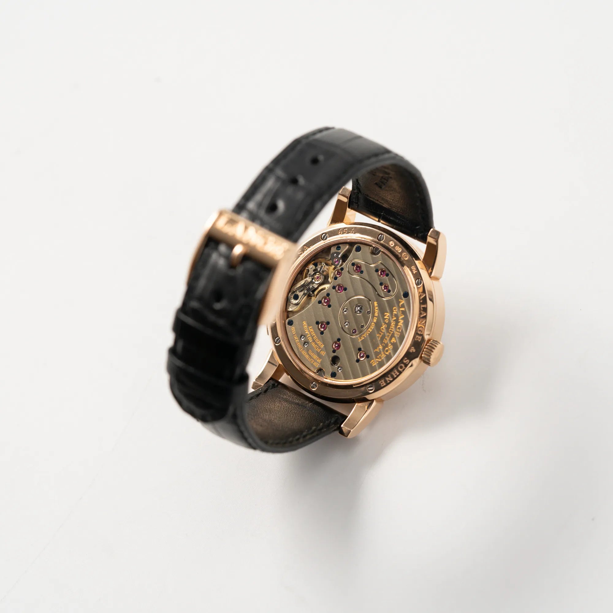 Gehäuseboden der A. Lange & Söhne Lange 1 der Referenz 101.032 mit 38,5mm-Roségold-Gehäuse und dem für das Modell typische, asymmetrisch angeordnete Zifferblatt mit Großdatum