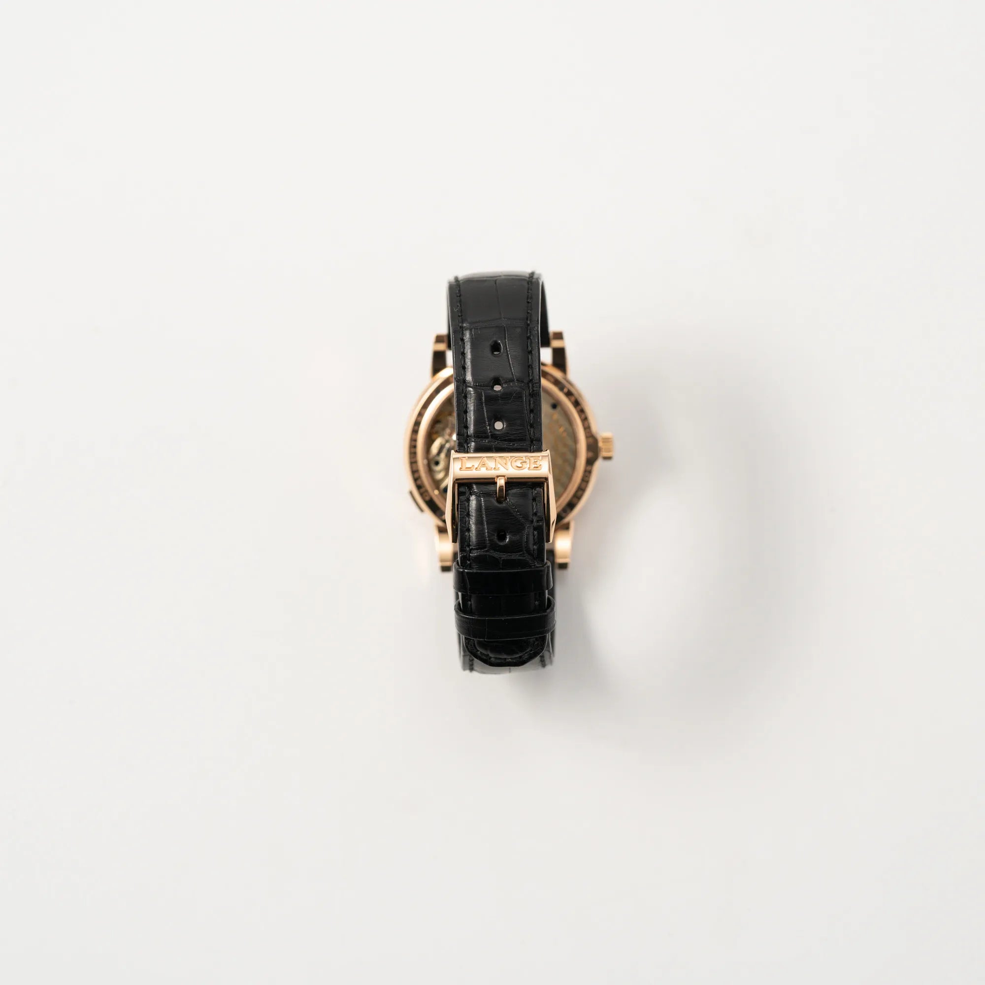 Blick auf die rosegoldene Dornschließe der A. Lange & Söhne Lange 1 der Referenz 101.032 mit 38,5mm-Roségold-Gehäuse und dem für das Modell typische, asymmetrisch angeordnete Zifferblatt mit Großdatum