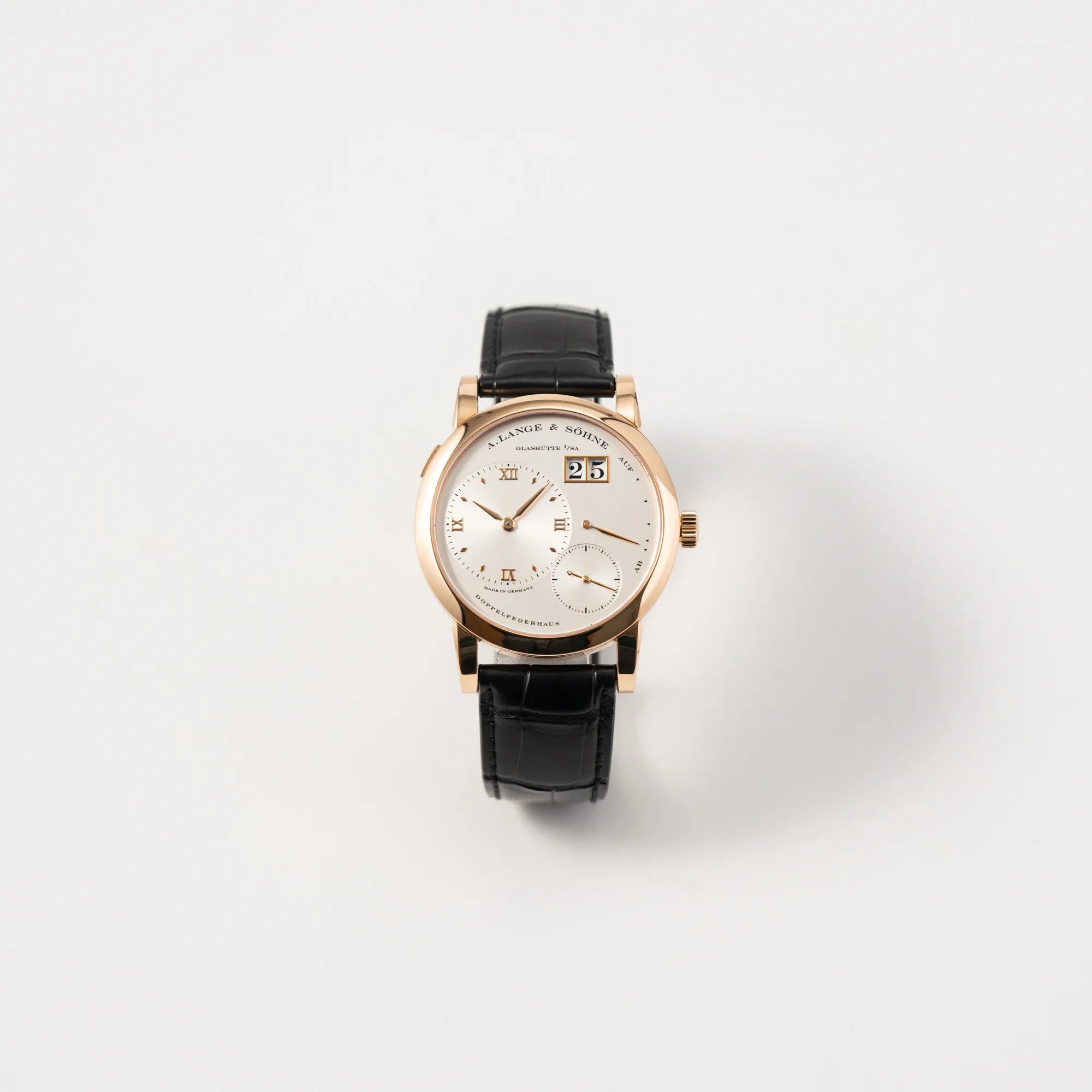 Frontale Ansicht der A. Lange & Söhne Lange 1 der Referenz 101.032 mit 38,5mm-Roségold-Gehäuse und dem für das Modell typische, asymmetrisch angeordnete Zifferblatt mit Großdatum