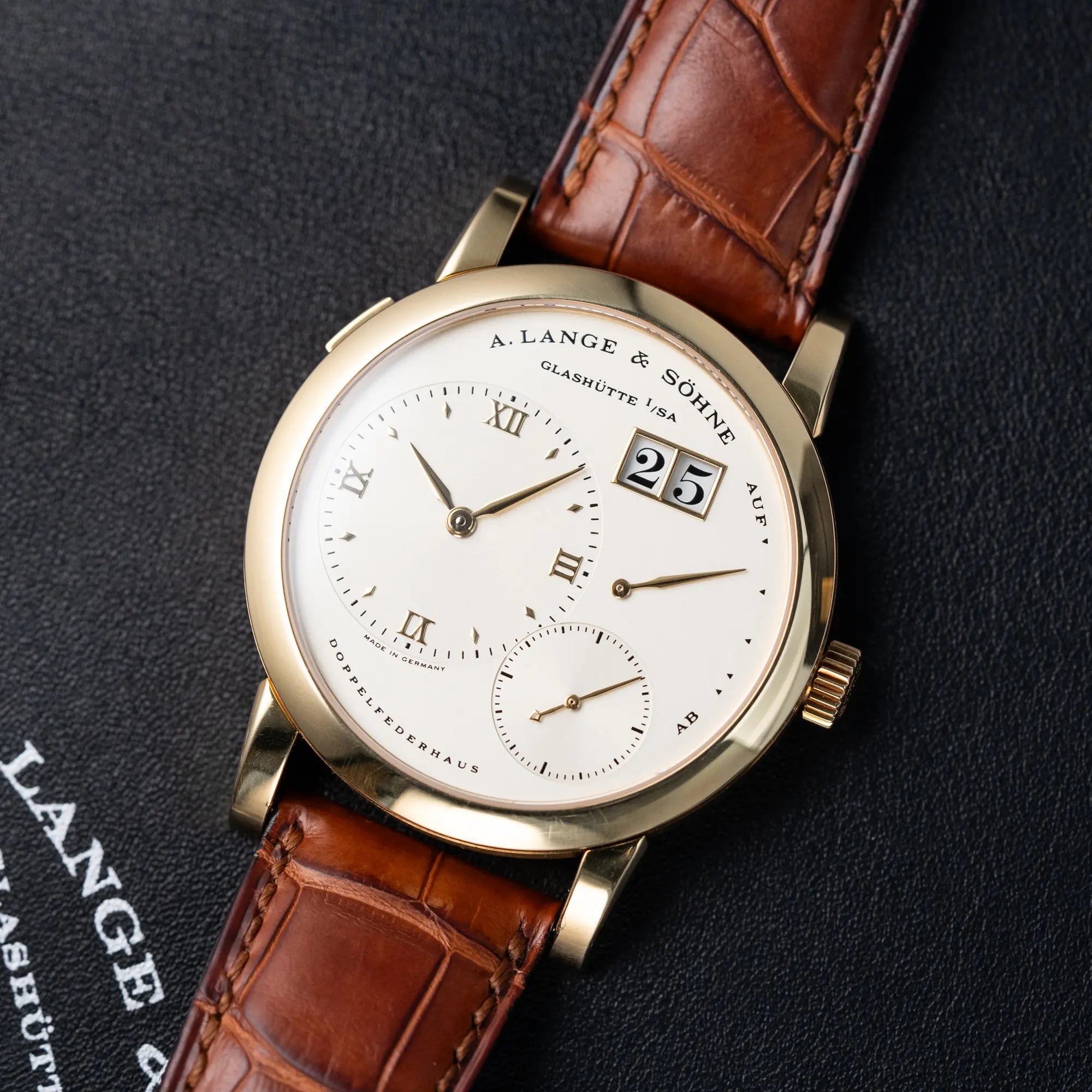 Produktfotografie der A. Lange & Söhne Armbanduhr "Lange 1" in Gelbgold