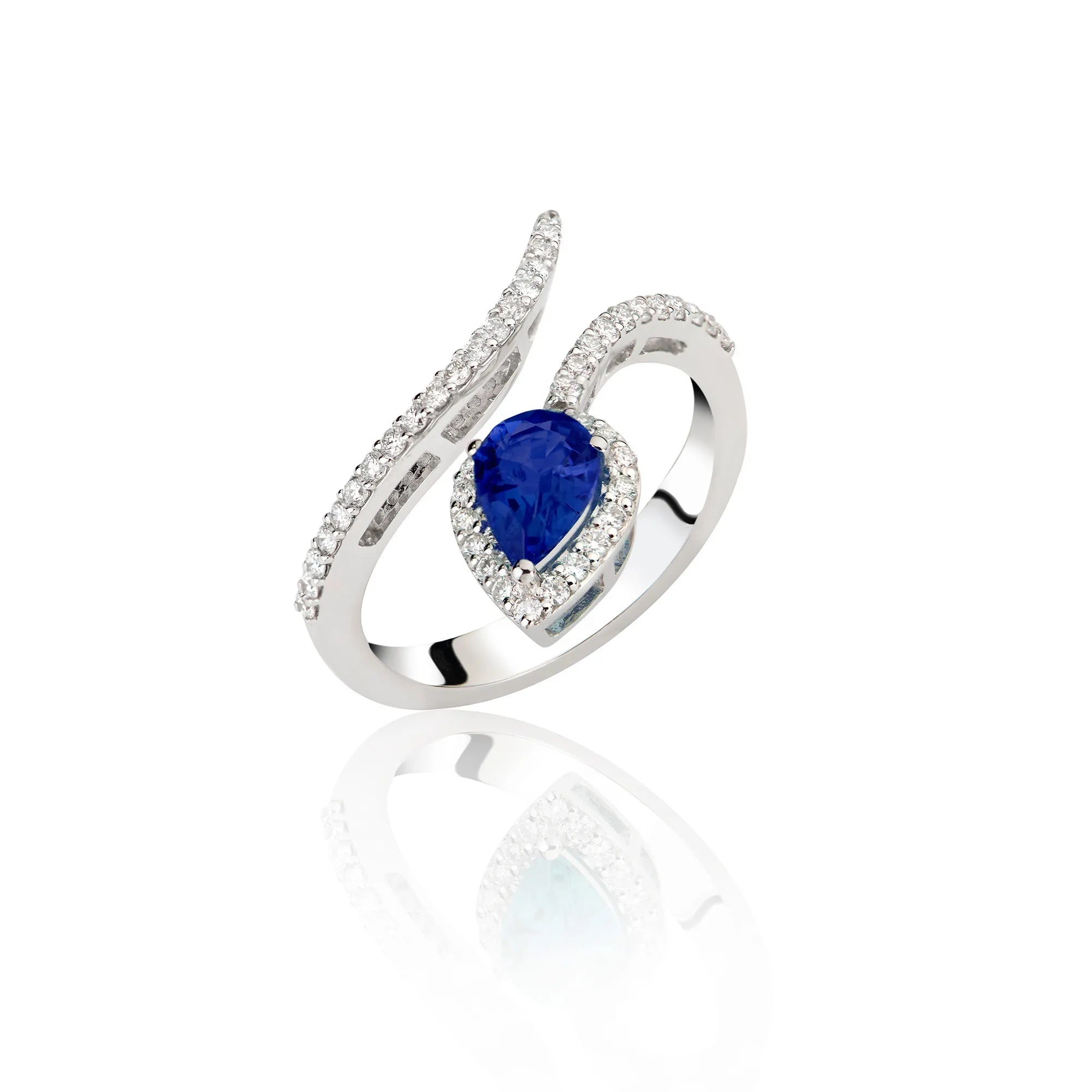 Produktfotografie des weißgoldenen Lunatica Roma Rings ABZ-150-1 mit einer offenen Ringschiene mit Brilliantbesatz und blauem Saphir-Tropfen als zentralen Edelstein