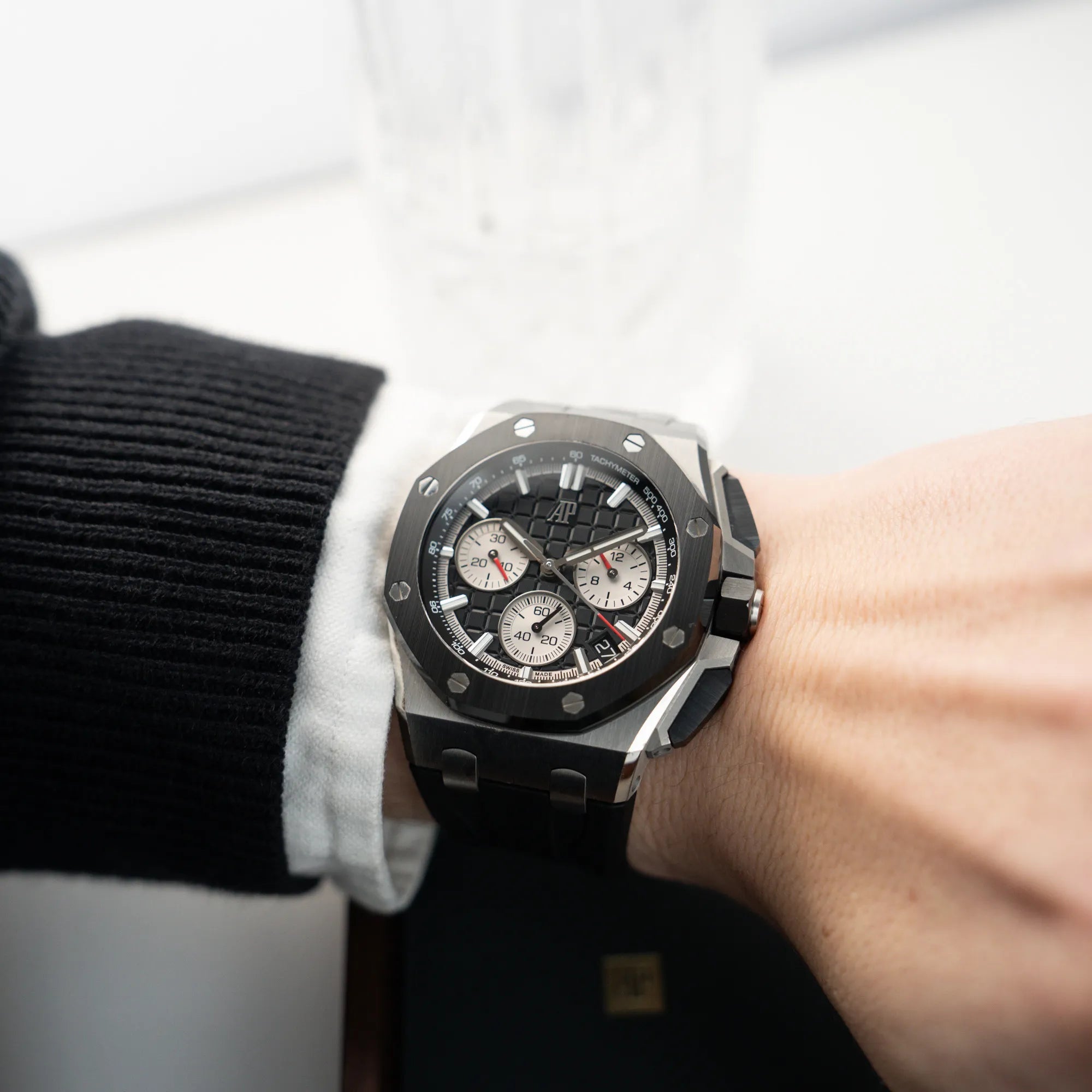 Wristshot mit dem Audemars Piguet Royal Oak Chronograph 26420SO.OO.A002CA.01 mit schwarzem Zifferblatt und Lünette