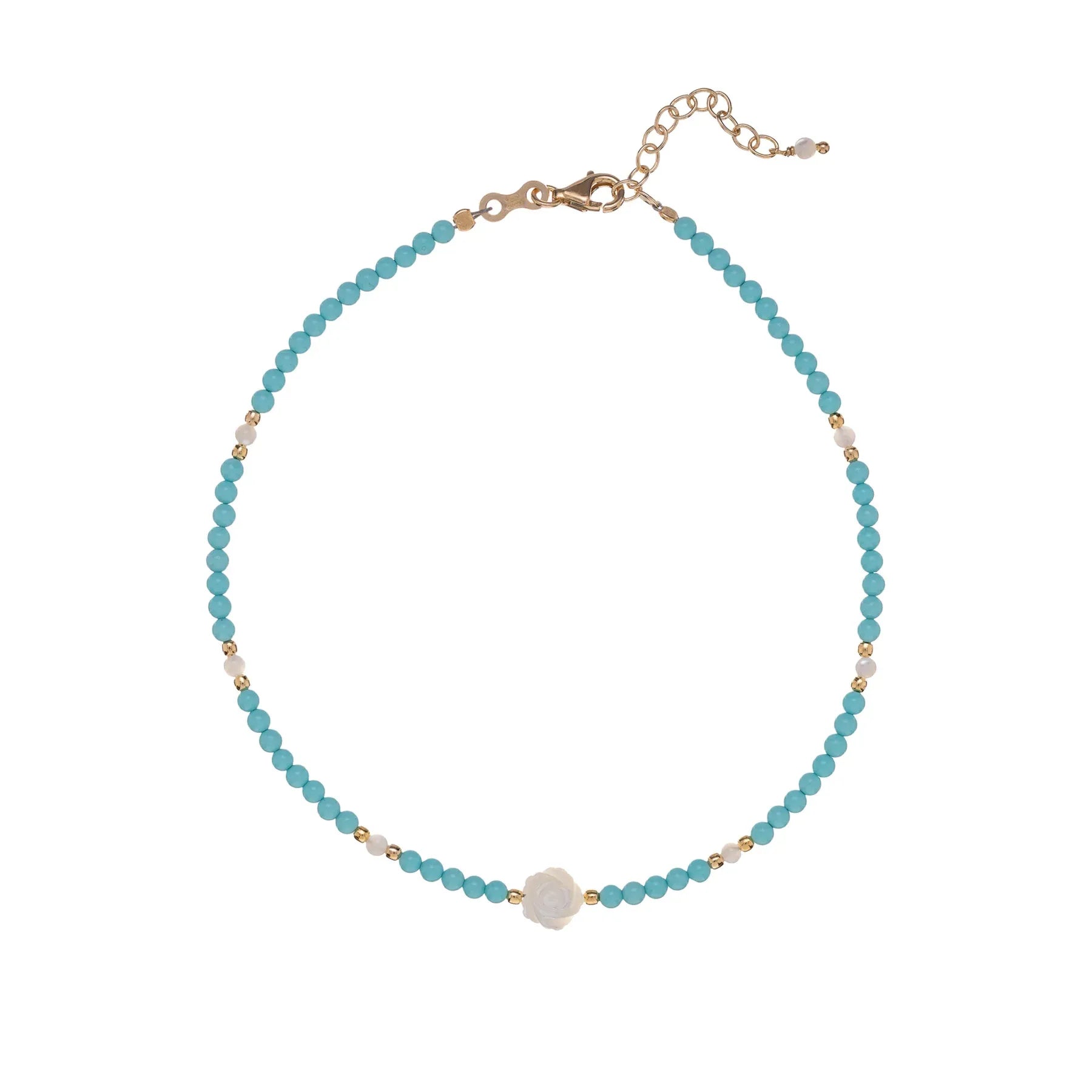 Produktfotografie von dem Alisia Armband mit groben türkisen Kügelchen, vergoldeten Details und Blüte