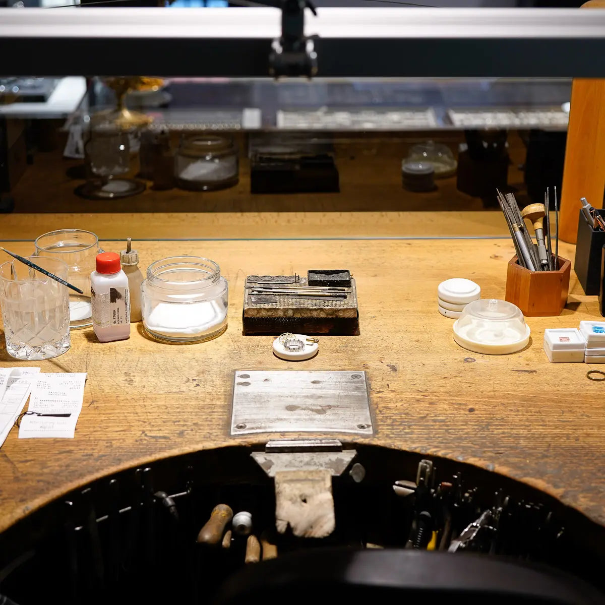 Blick auf die Werkbank aus der Perspektive des Goldschmieds bei Schmuckatelier Lang