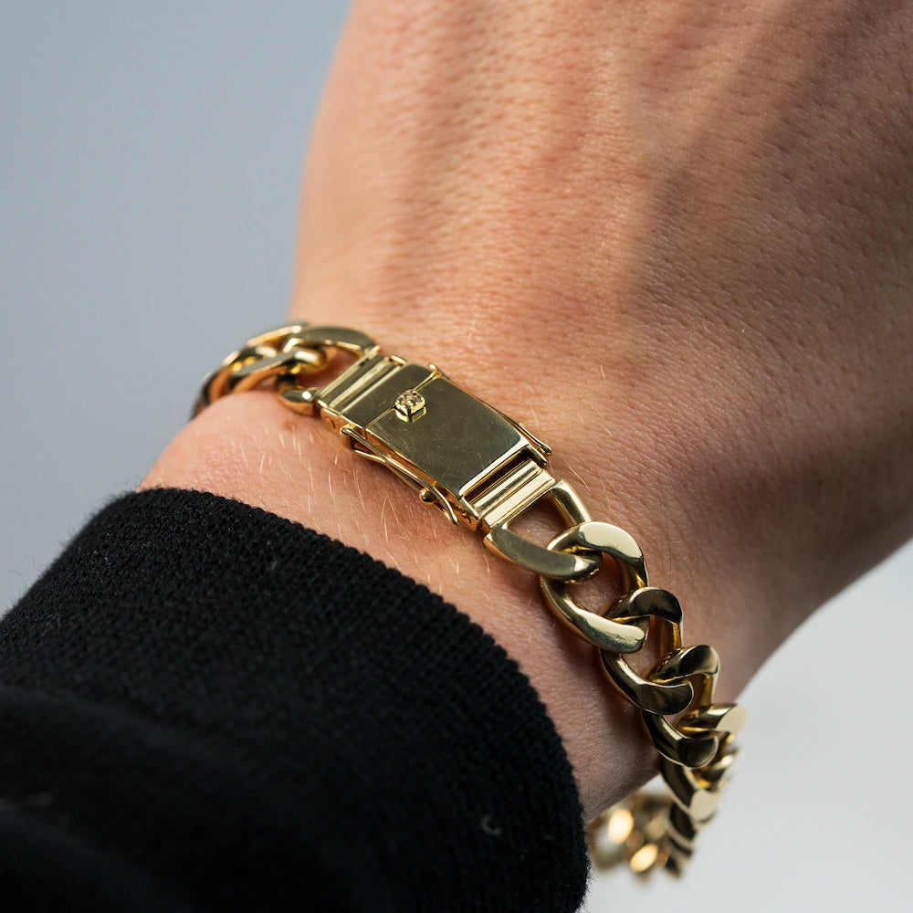 Mann trägt goldenes Armband an seinem Handgelenk