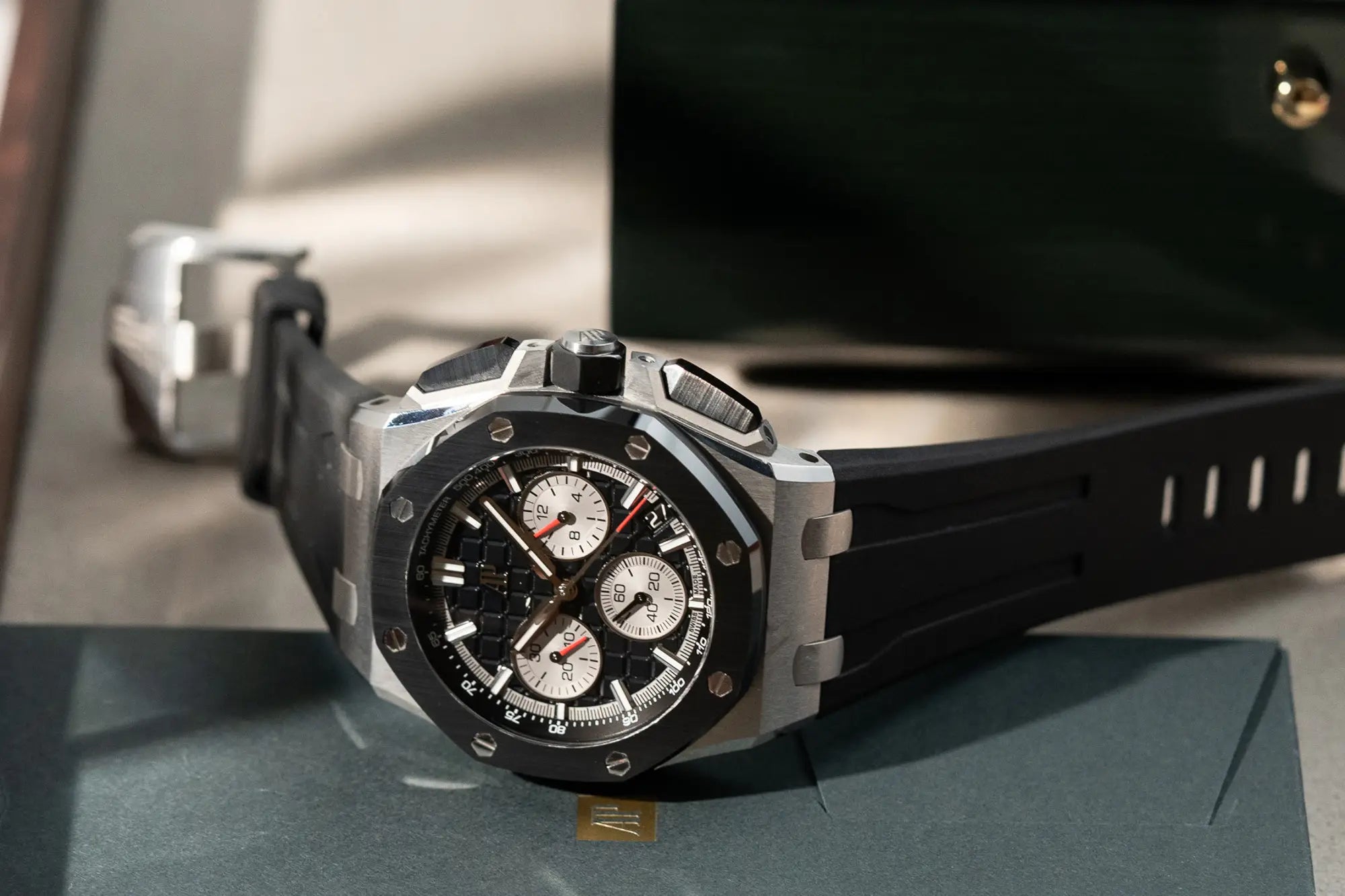 Produktfotografie eines Audemars Piguet Offshore Chronograph mit Kautschukband