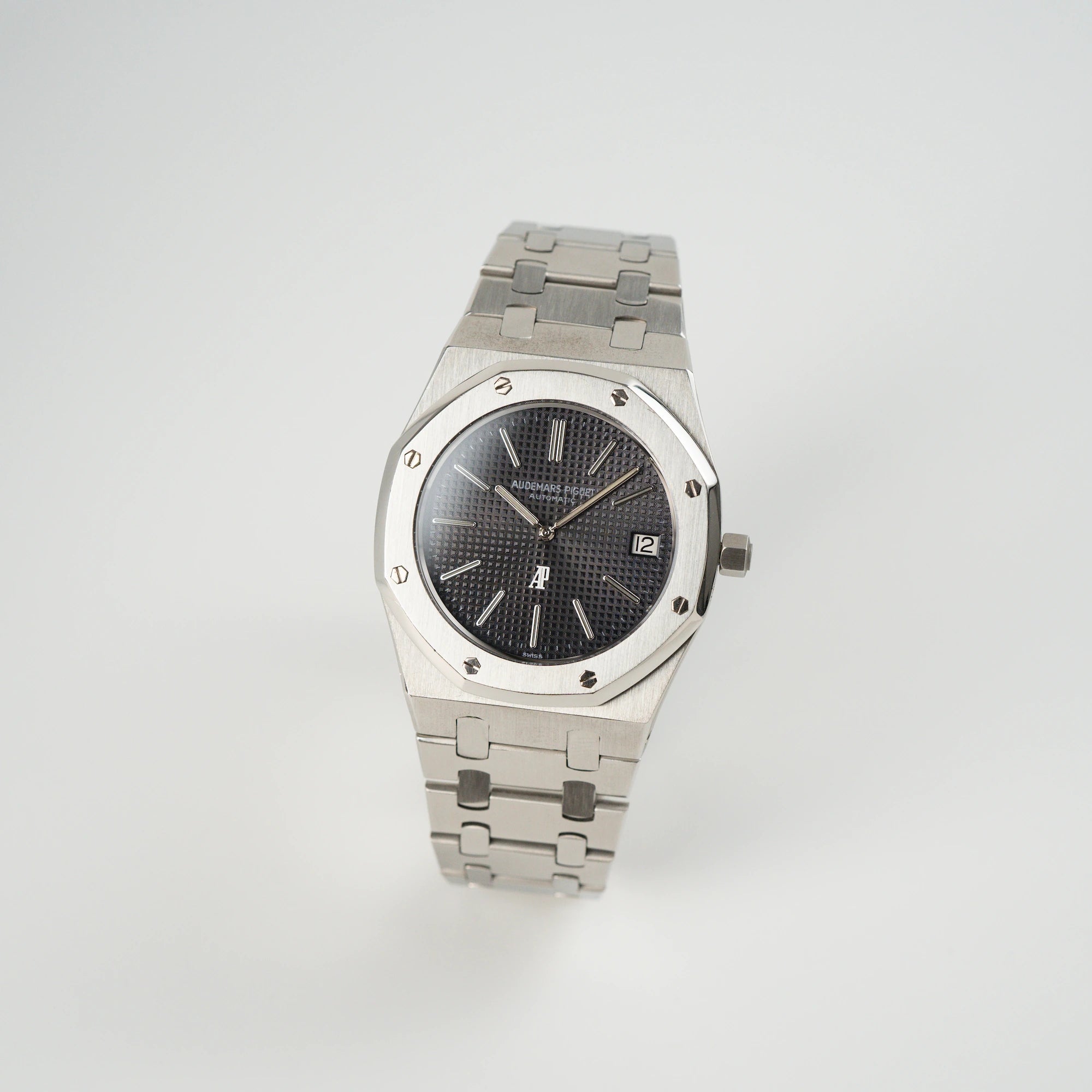 Leicht seitliche Ansicht der Audemars Piguet Royal Oak 5402ST aus der B-Serie in Stahl mit anthraziten Zifferblatt