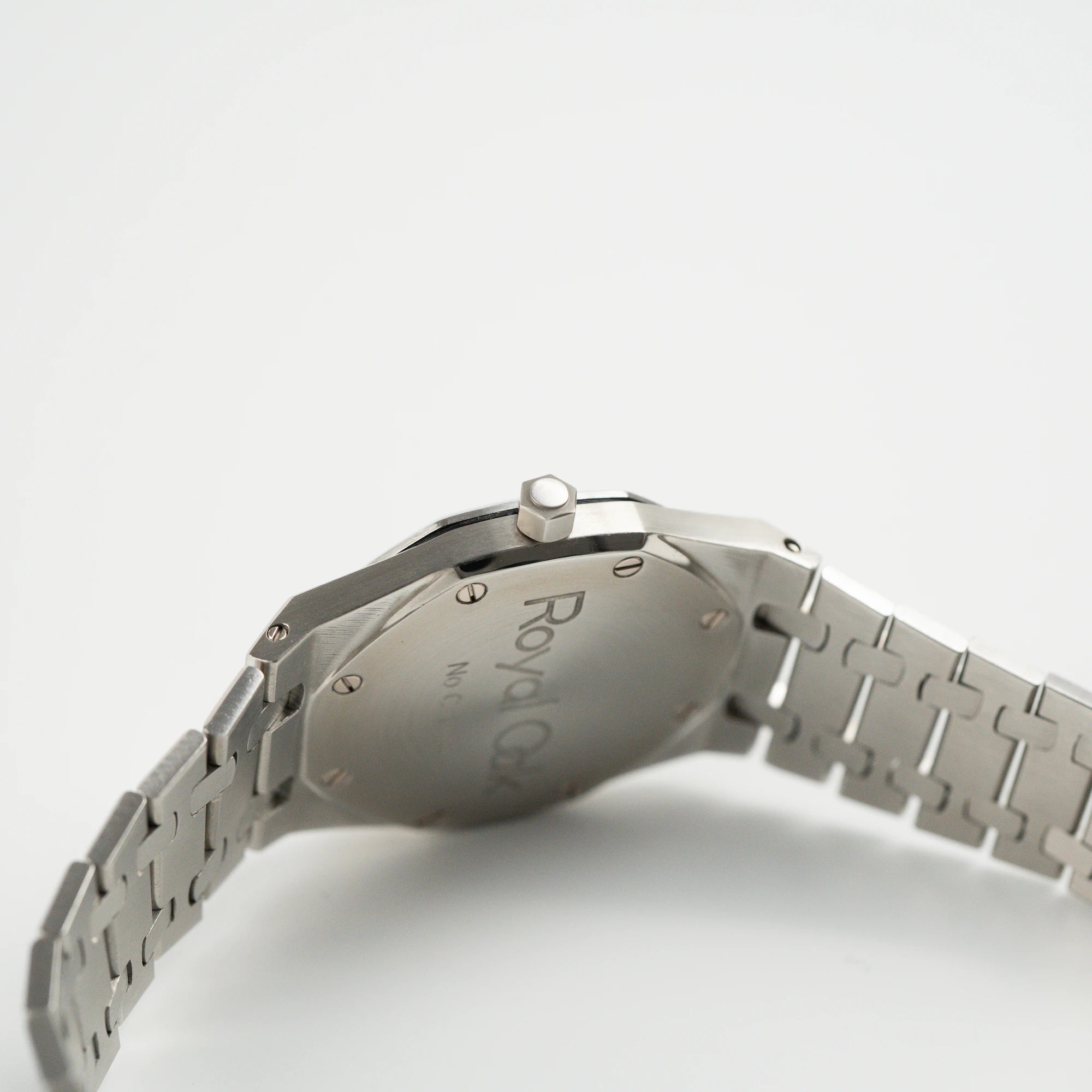 Blick auf den Gehäuseboden und Krone der Audemars Piguet Royal Oak 5402ST aus der B-Serie in Stahl