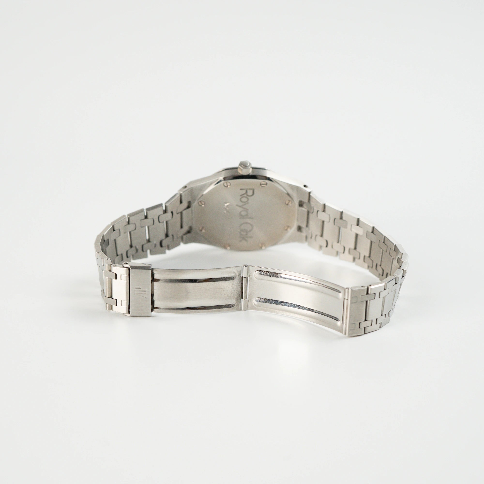 Blick auf den Gehäuseboden einer liegenden Audemars Piguet Royal Oak 5402ST aus der B-Serie in Stahl