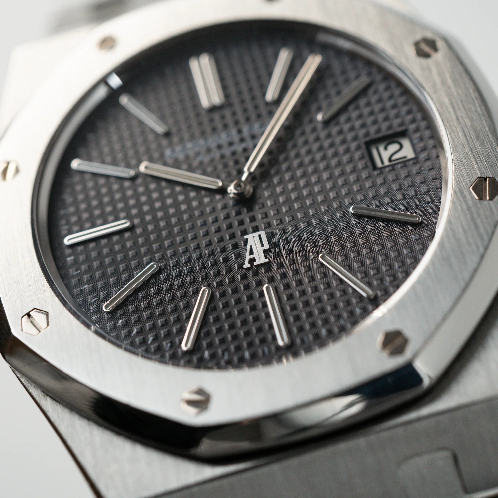 Makroaufnahme des Zifferblatts in Anthrazitund der Lünette der Audemars Piguet Royal Oak 5402ST aus der B-Serie in Stahl