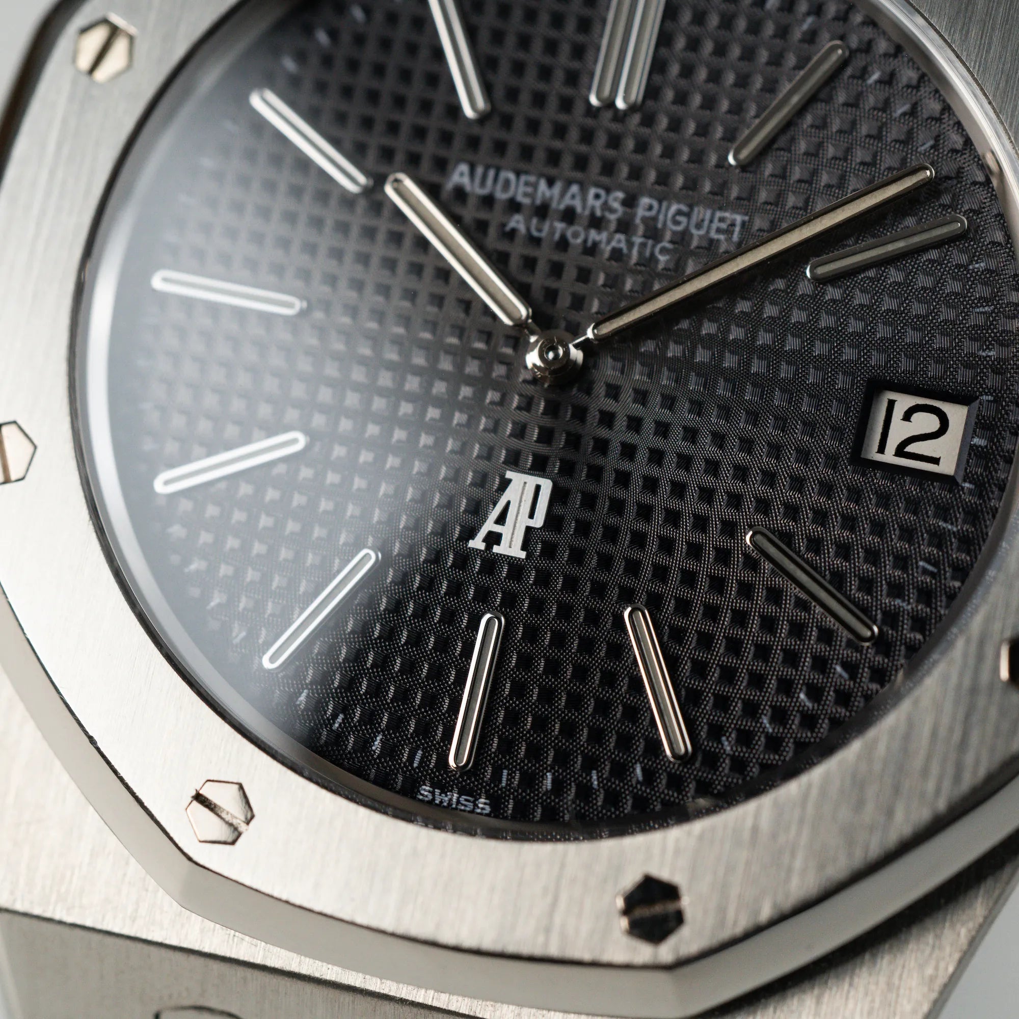 Makroaufnahme des Zifferblatts in Anthrazitund der Lünette der Audemars Piguet Royal Oak 5402ST aus der B-Serie in Stahl