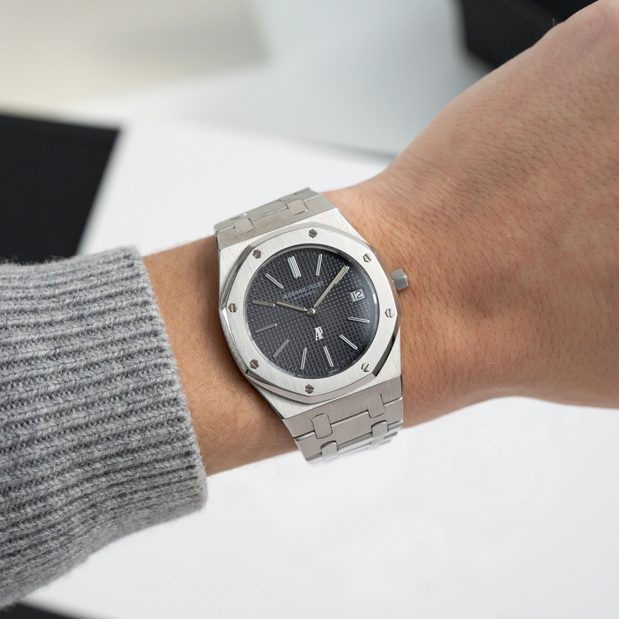 Mann trägt Audemars Piguet Royal Oak 5402ST aus der B-Serie in Stahl und präsentiert die Uhr