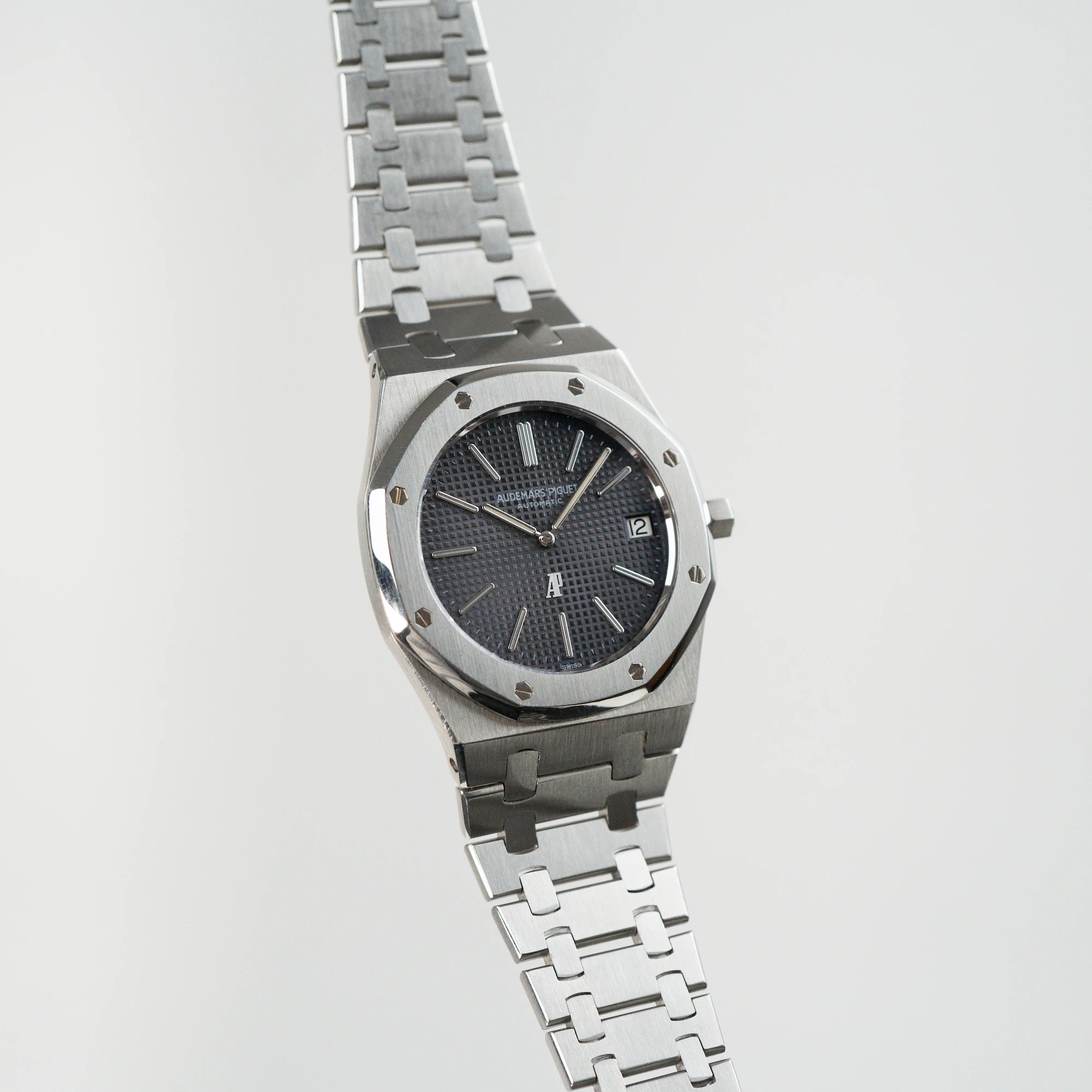 Frontaler Blick auf Audemars Piguet Royal Oak 5402ST aus der B-Serie in Stahl, die schwebt in der Luft mit offener Schließe