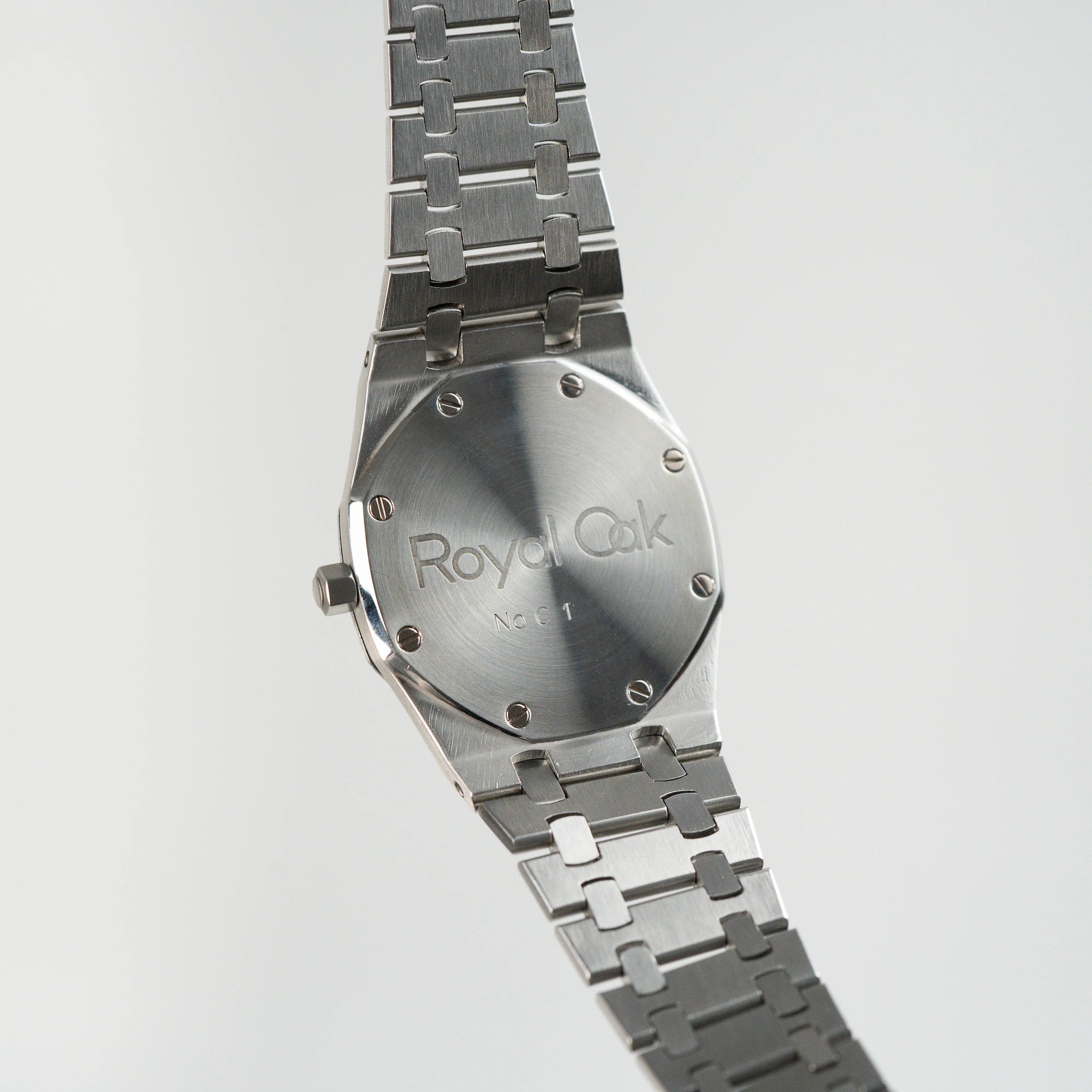 Blick auf das Caseback der Audemars Piguet Royal Oak 5402ST aus der B-Serie in Stahl in Gelbgold, die schwebt in der Luft mit offener Schließe
