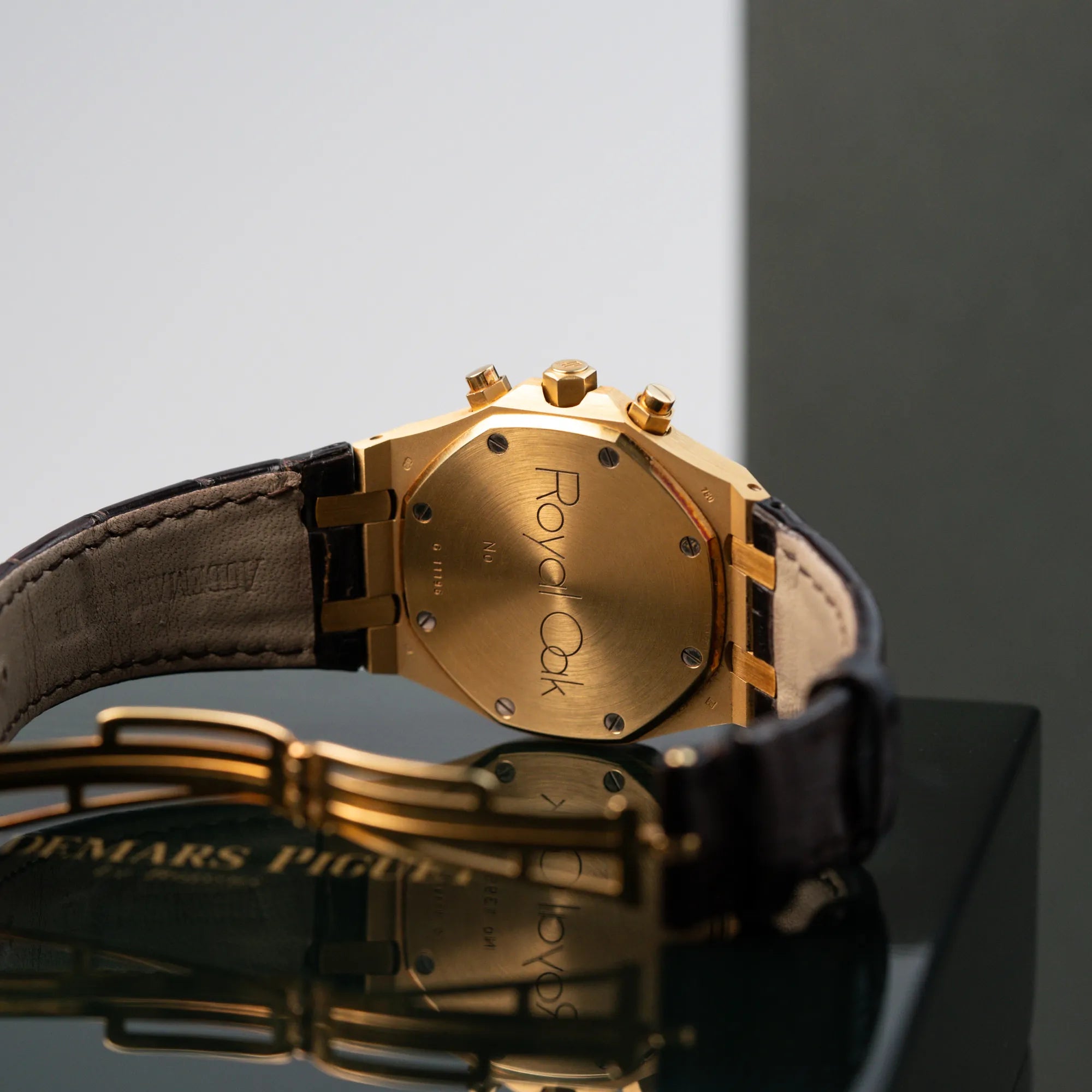 Produktfotografie des gelbgoldenen Gehäuseboden des Royal Oak Chronographs von AP