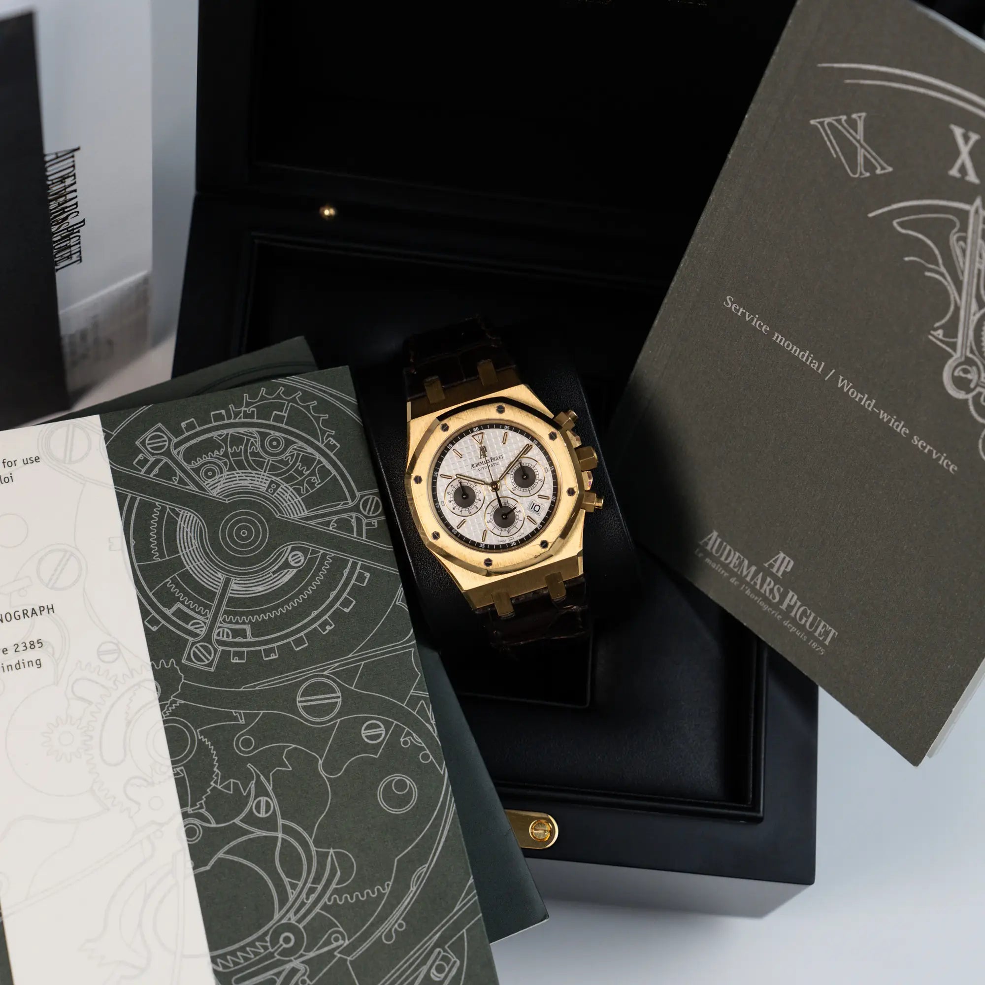 Der gelbgoldenen Royal Oak Chronographs von Audemars Piguet mit einem 39mm Gelbgold-Gehäuse und braunen Lederband zusammen mit dem Lieferumfang