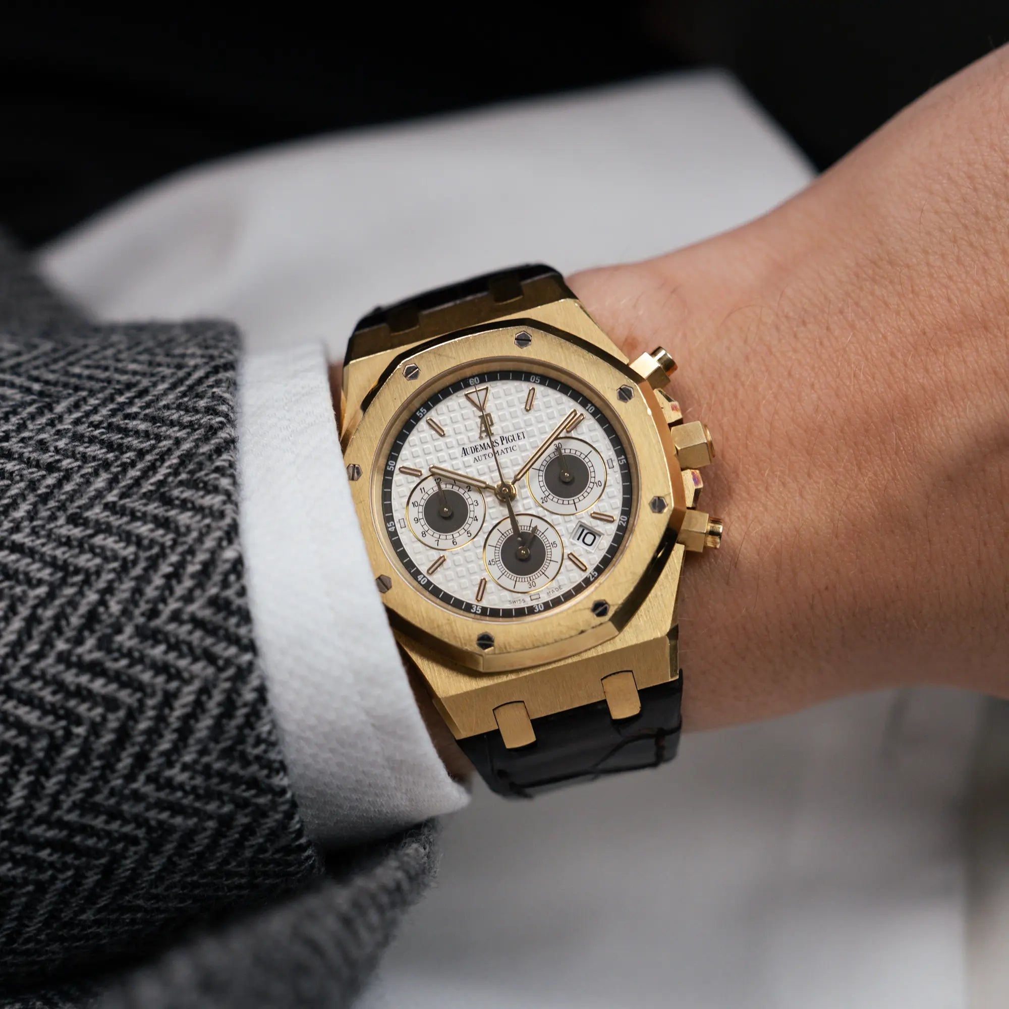 Wristshot mit dem gelbgoldenen Royal Oak Chronographs von Audemars Piguet mit einem 39mm Gelbgold-Gehäuse und braunen Lederband