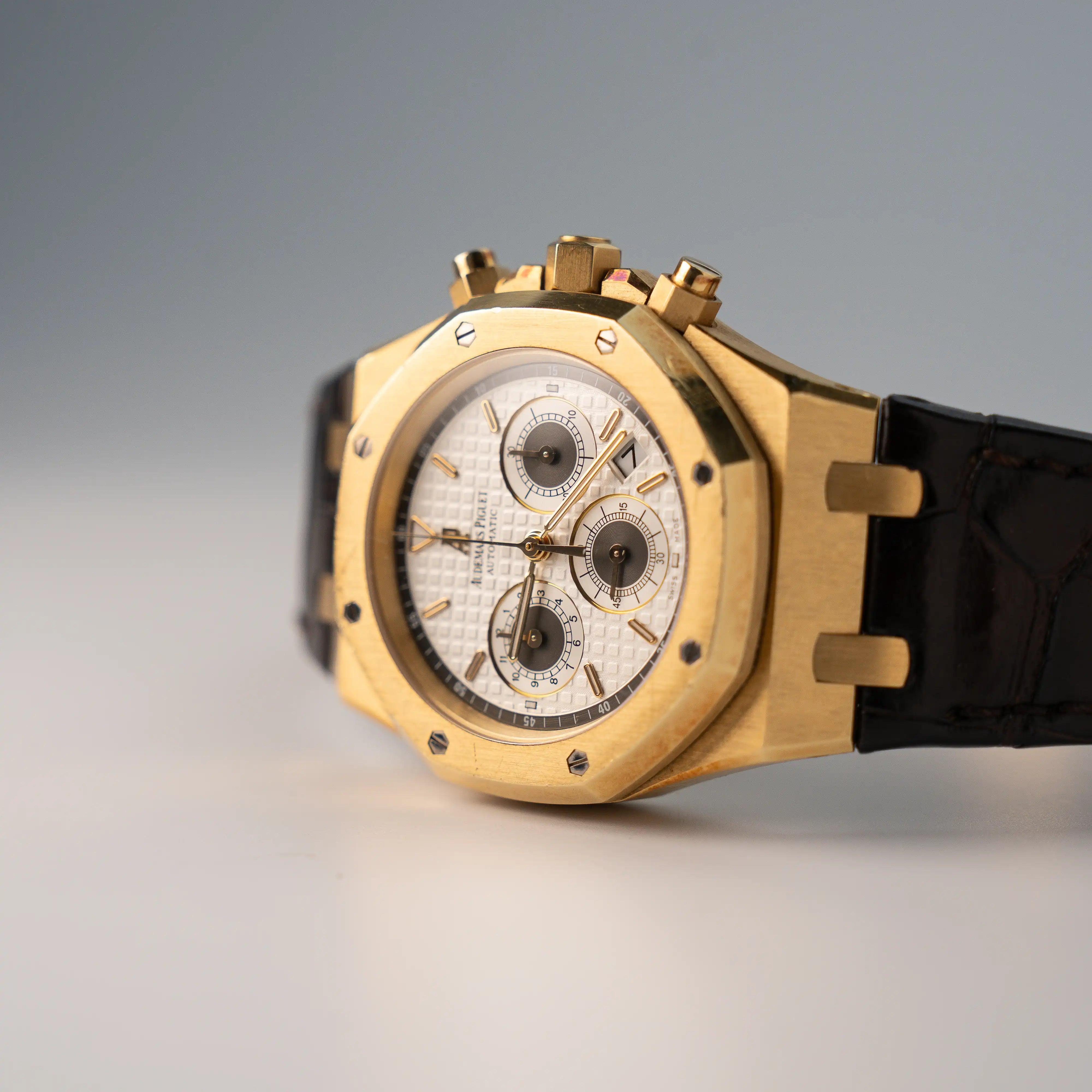 Produktfotografie des gelbgoldenen Royal Oak Chronographs von Audemars Piguet mit einem 39mm Gelbgold-Gehäuse und braunen Lederband