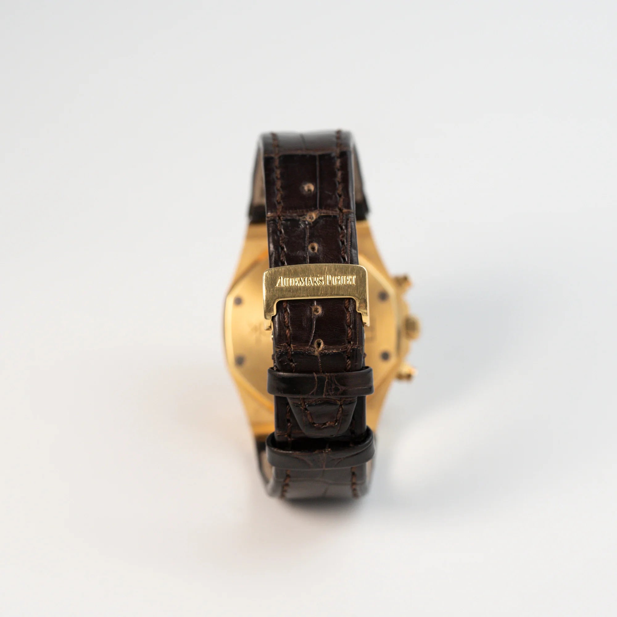 Blick auf das dunkelbraune Lederband mit goldener AP-Faltschliesse des gelbgoldenen Royal Oak Chronographen von Audemars Piguet mit 39mm Gehäusedurchmesser