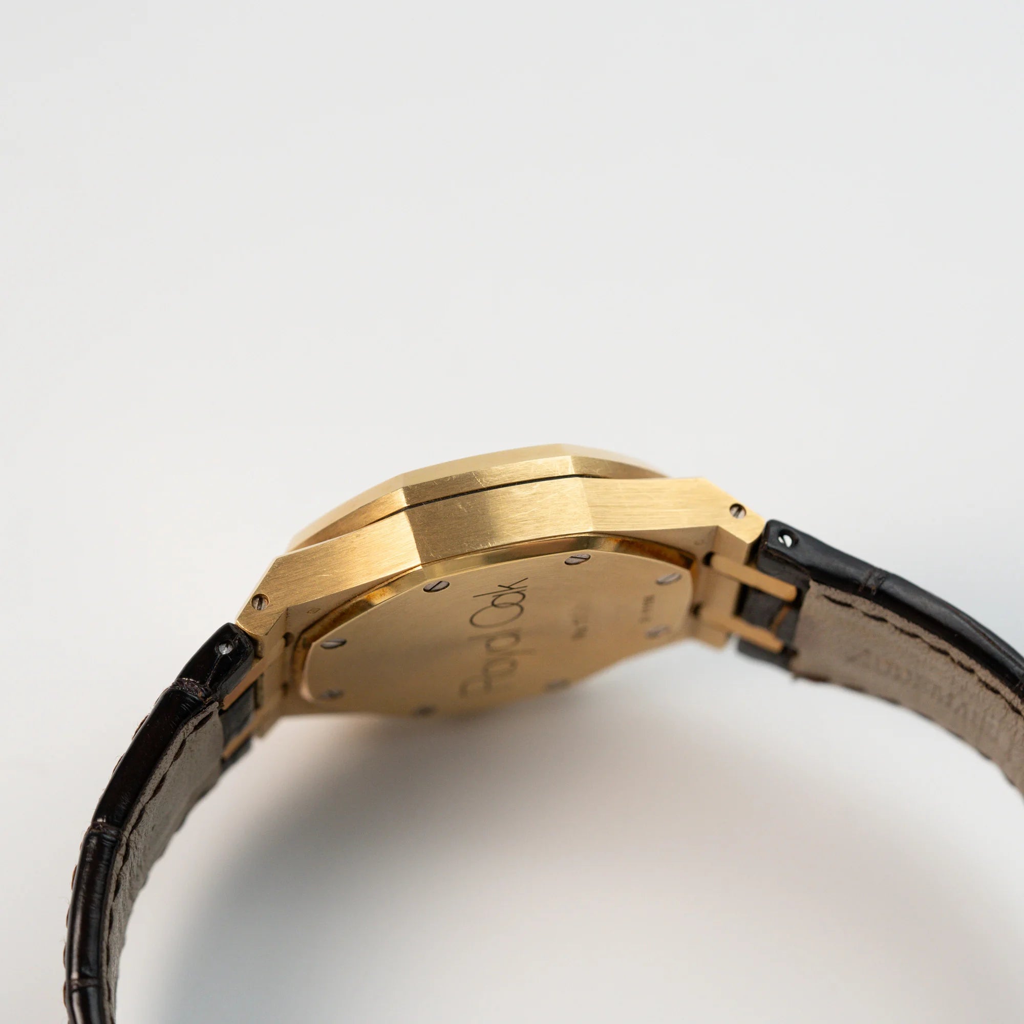 Seitliches Gehäuse des gelbgoldenen Royal Oak Chronographen von Audemars Piguet mit 39mm Gehäusedurchmesser an einem dunkelbraunen Lederband