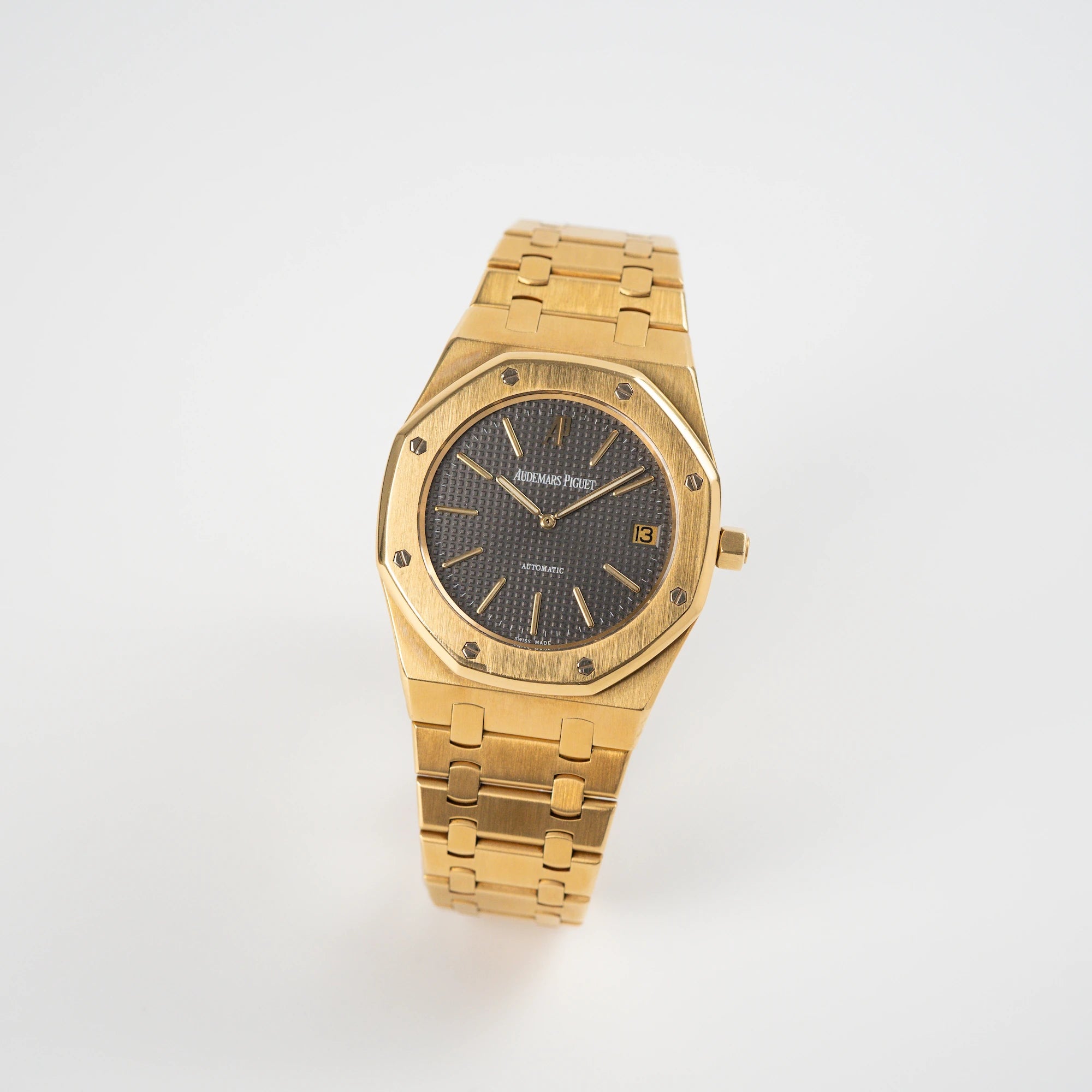 Leicht seitliche Ansicht der Audemars Piguet Royal Oak Jumbo 14802BA Jubilee in Gelbgold mit anthraziten Zifferblatt