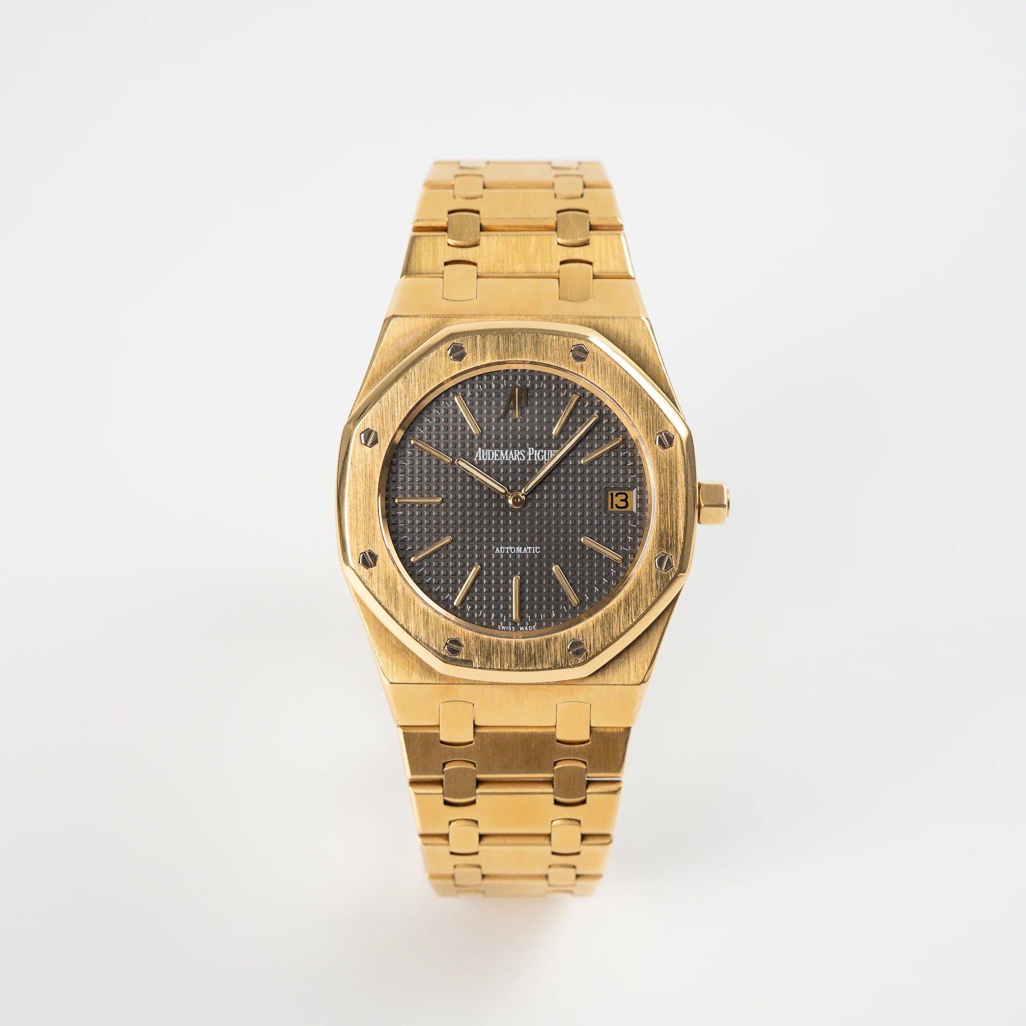 Frontale Ansicht der Audemars Piguet Royal Oak Jumbo 14802BA Jubilee in Gelbgold mit anthraziten Zifferblatt