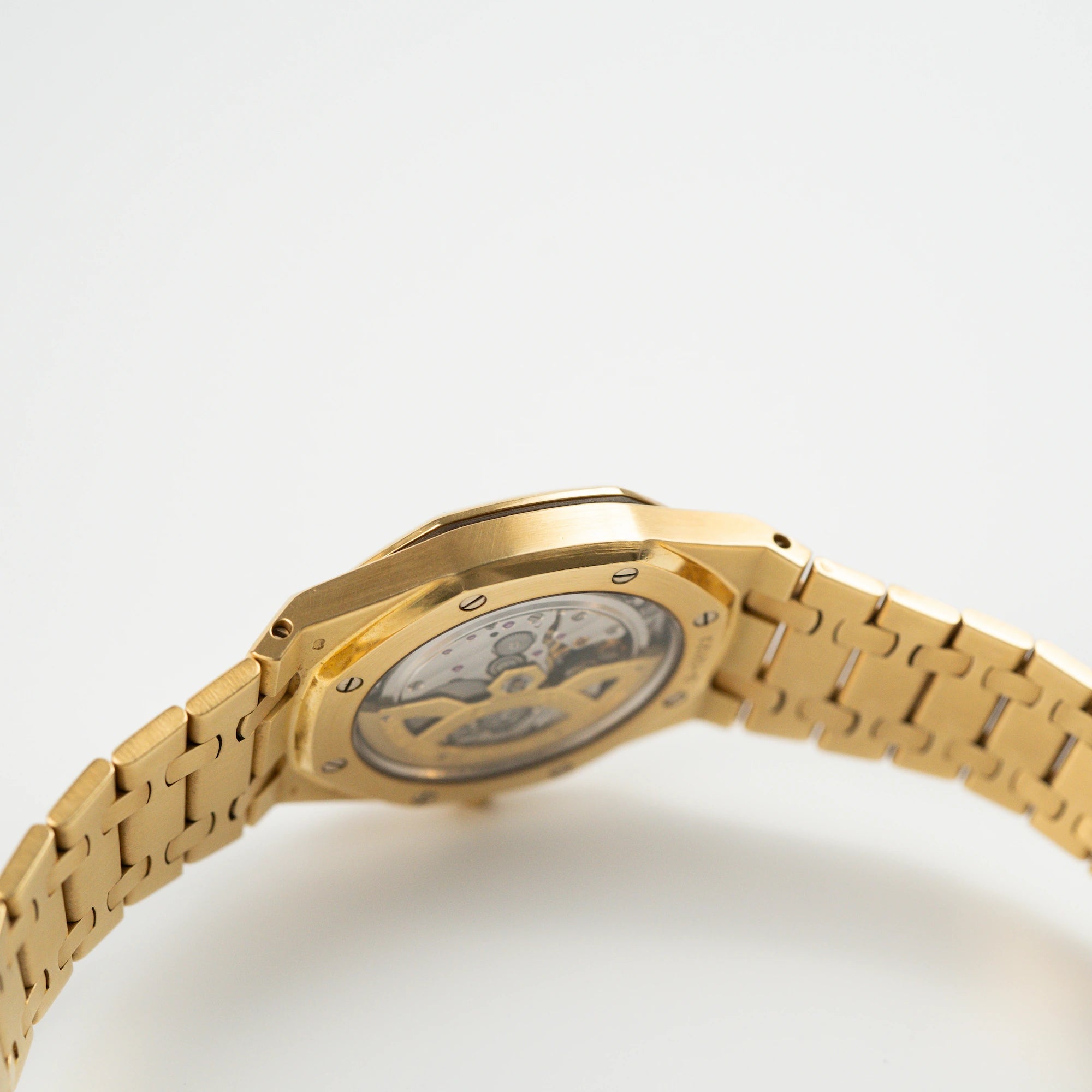 Blick auf den Gehäuseboden einer liegenden Audemars Piguet Royal Oak Jumbo 14802BA Jubilee in Gelbgold mit gläsernem Caseback