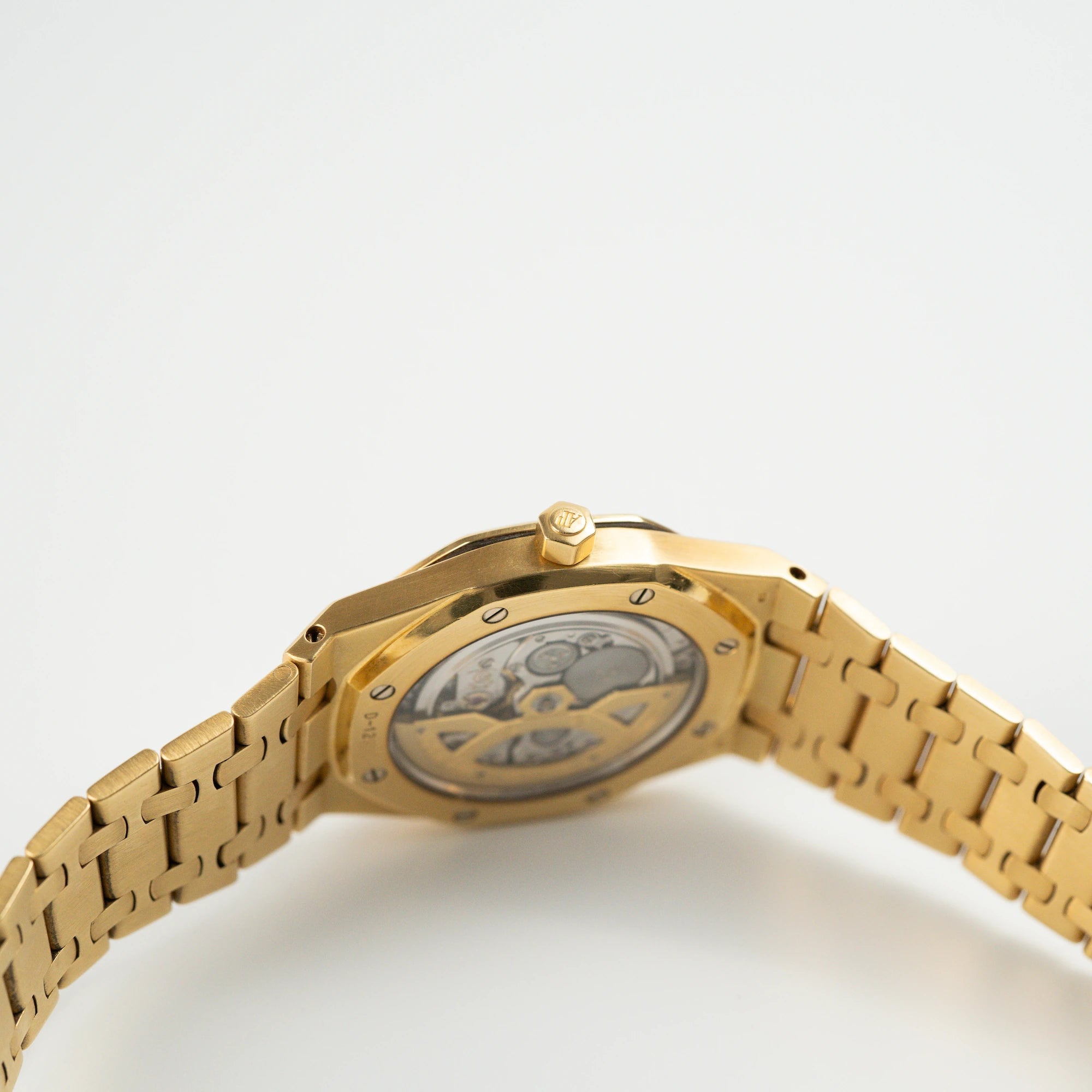 Blick auf den Gehäuseboden und Krone der Audemars Piguet Royal Oak Jumbo 14802BA Jubilee in Gelbgold mit gläsernem Caseback