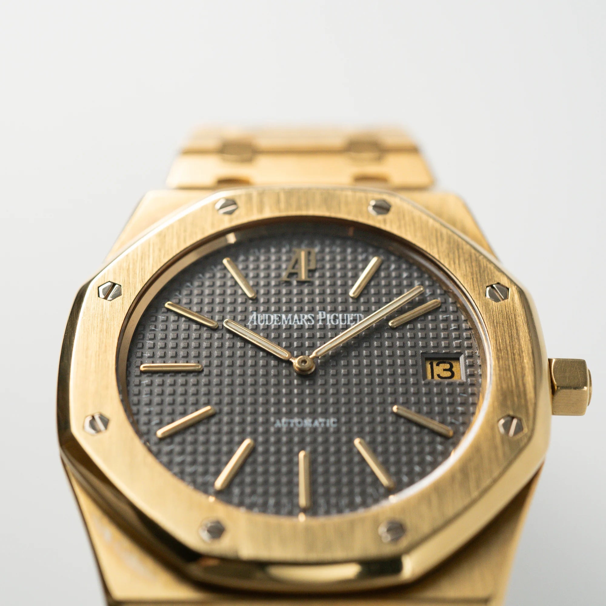 Makroaufnahme des Zifferblatts und der Lünette der Audemars Piguet Royal Oak Jumbo 14802BA Jubilee in Gelbgold aus einem Blickwinkel von unten