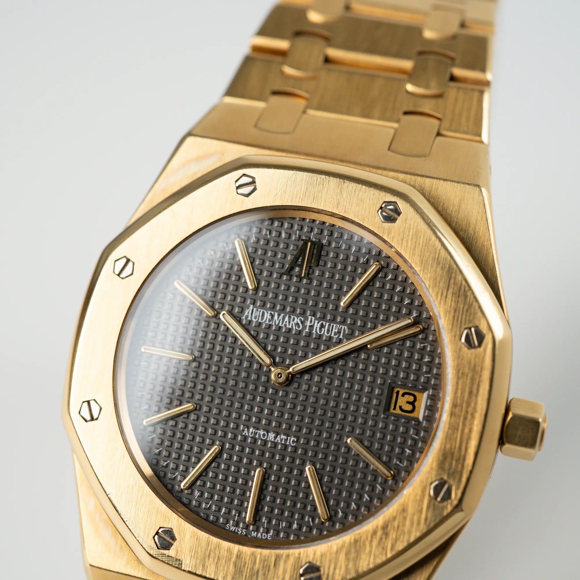 Makroaufnahme des Zifferblatts und der Lünette der Audemars Piguet Royal Oak Jumbo 14802BA Jubilee in Gelbgold