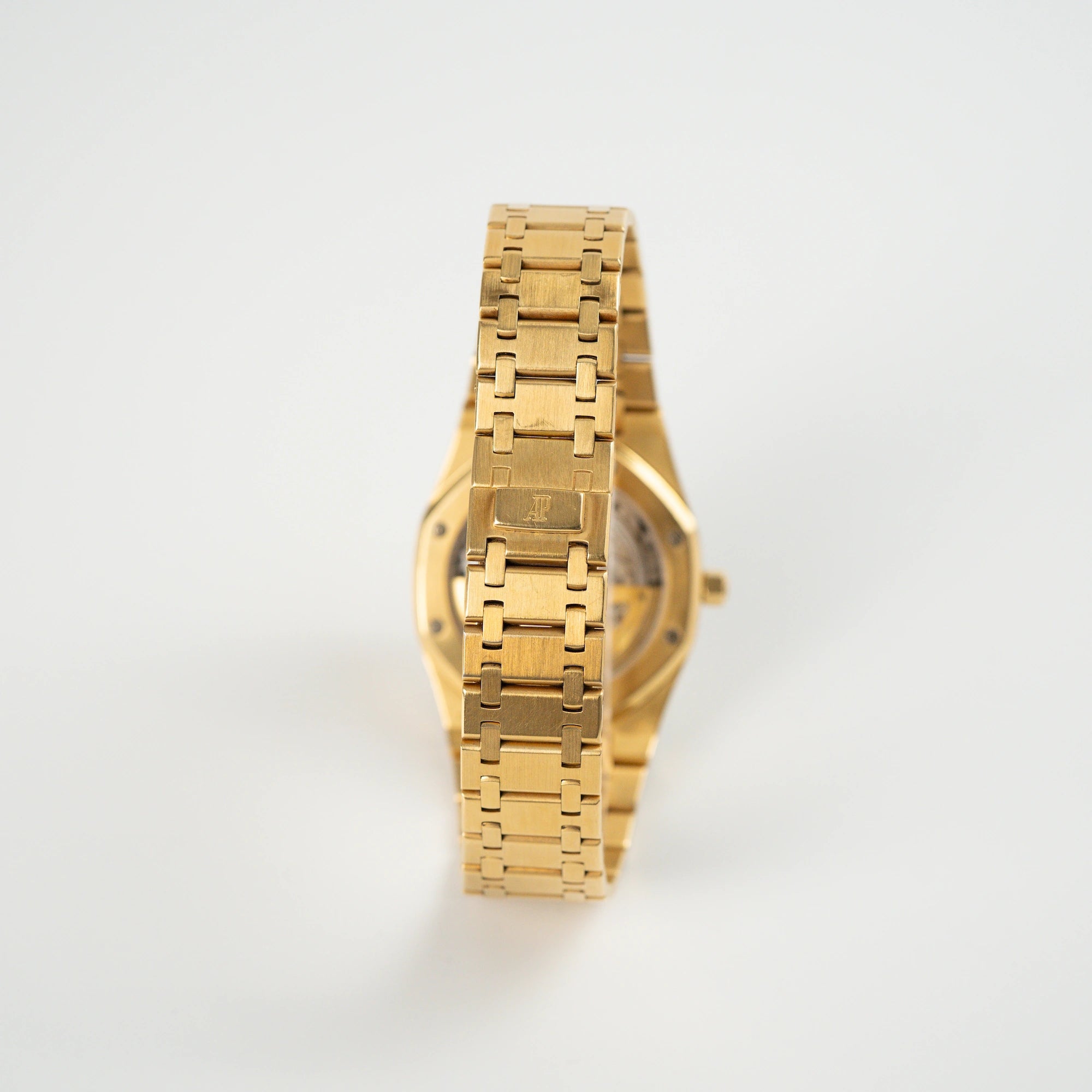 Blick auf das goldene Armband mit Schließe der Audemars Piguet Royal Oak Jumbo 14802BA Jubilee in Gelbgold mit anthraziten Zifferblatt